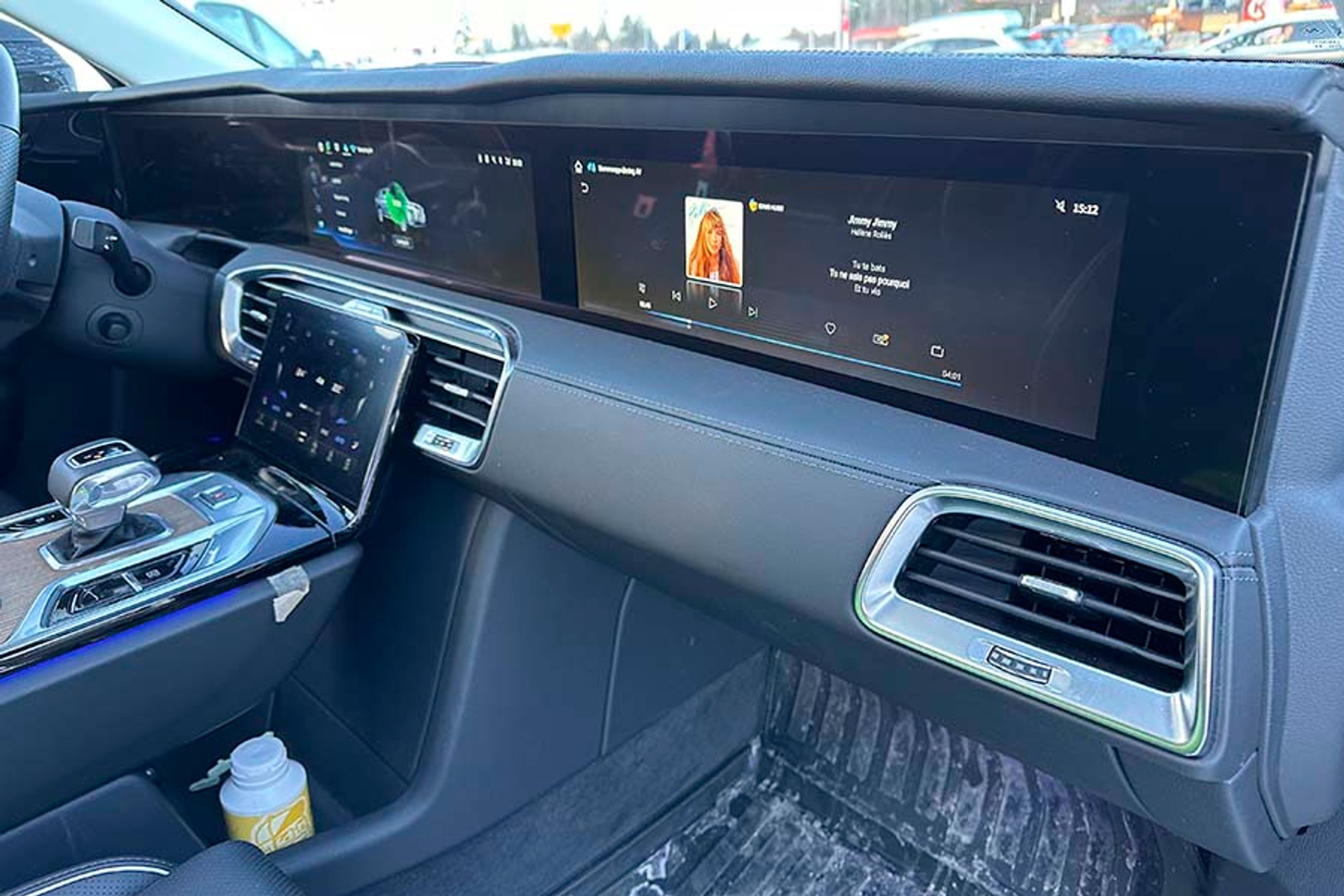 Foran passagersædet er der en stor skærm, hvorfra passageren kan styre musikken eller vælge at se en video, der let streames fra en medbragt telefon. Skærmen kan ikke ses tydeligt fra førerpladsen.