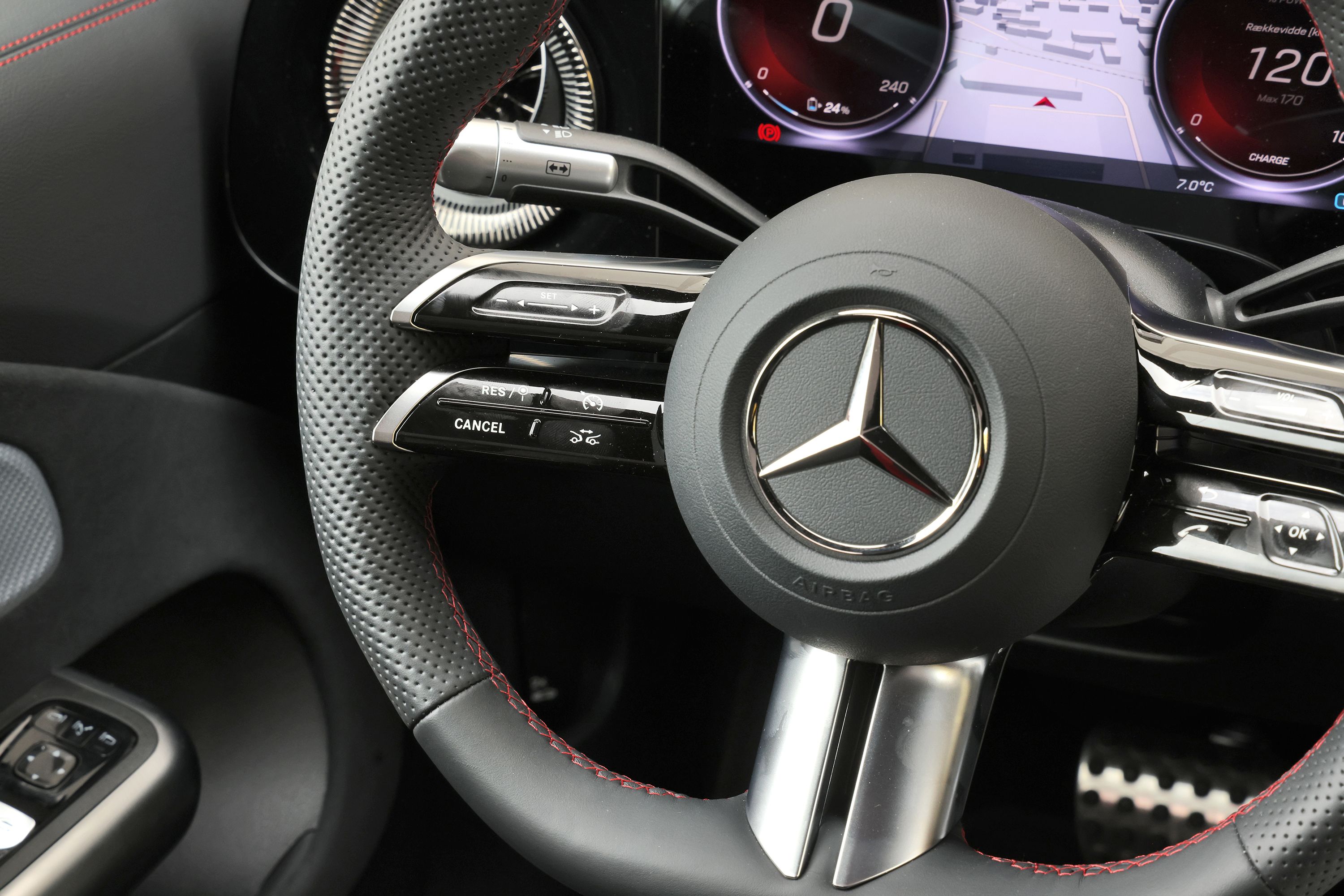 Rattet på en Mercedes-Benz CLA hvor man kan se knapperne til fartpiloten. 