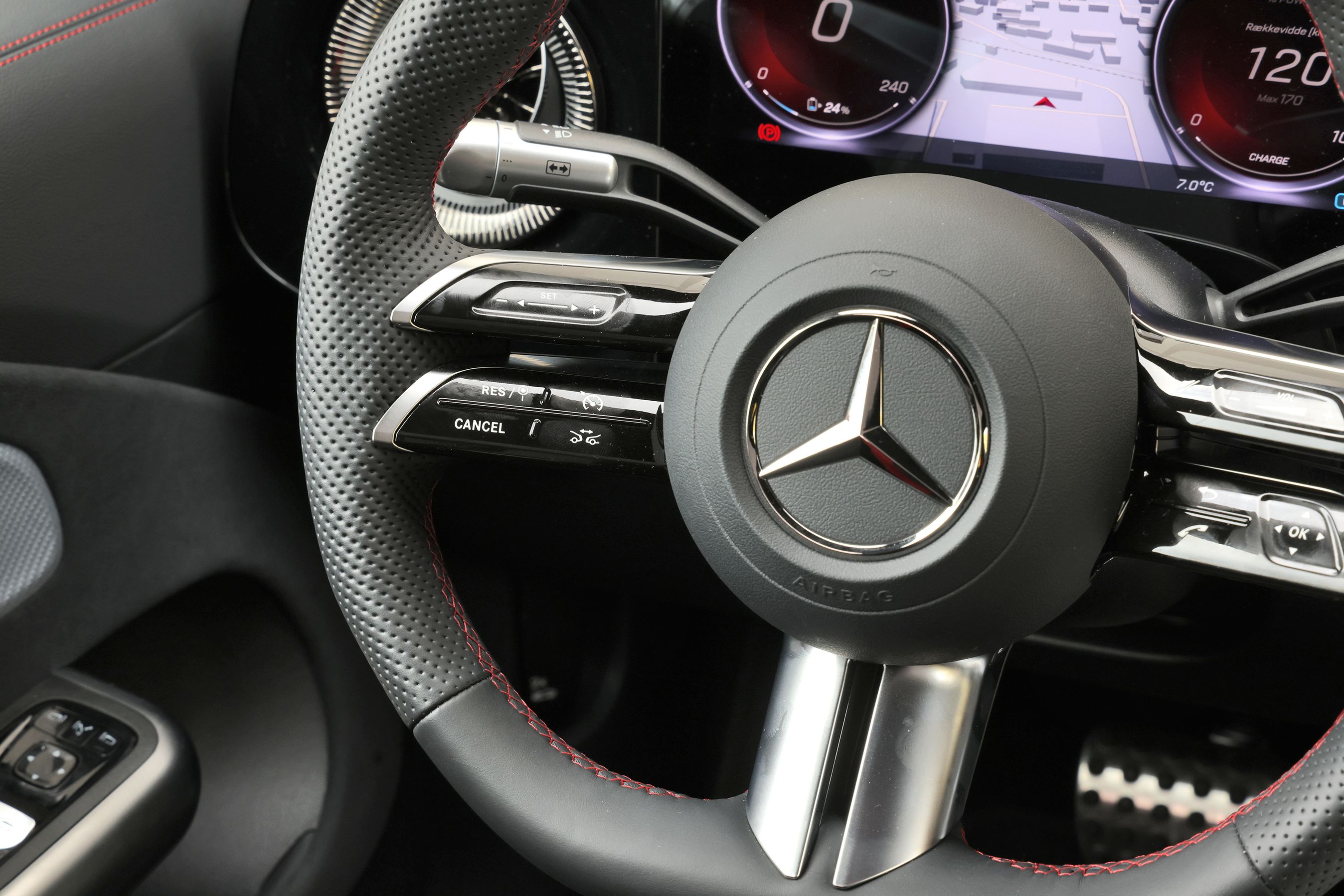 Rattet på en Mercedes-Benz CLA hvor man kan se knapperne til fartpiloten.