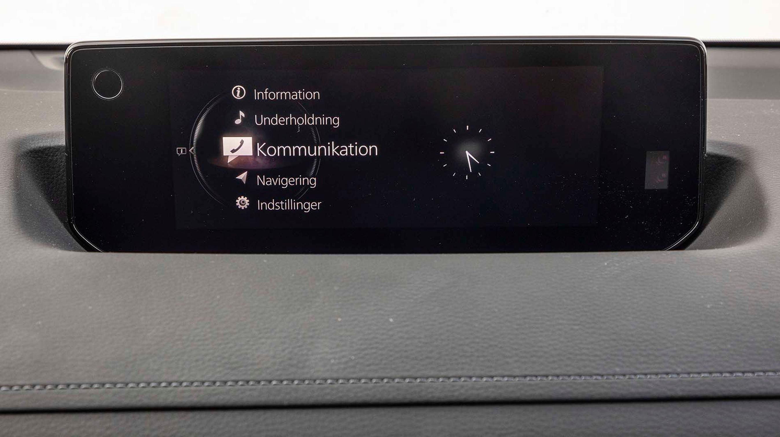 En lille skærm på instrumentbordet viser de vigtigste ting.