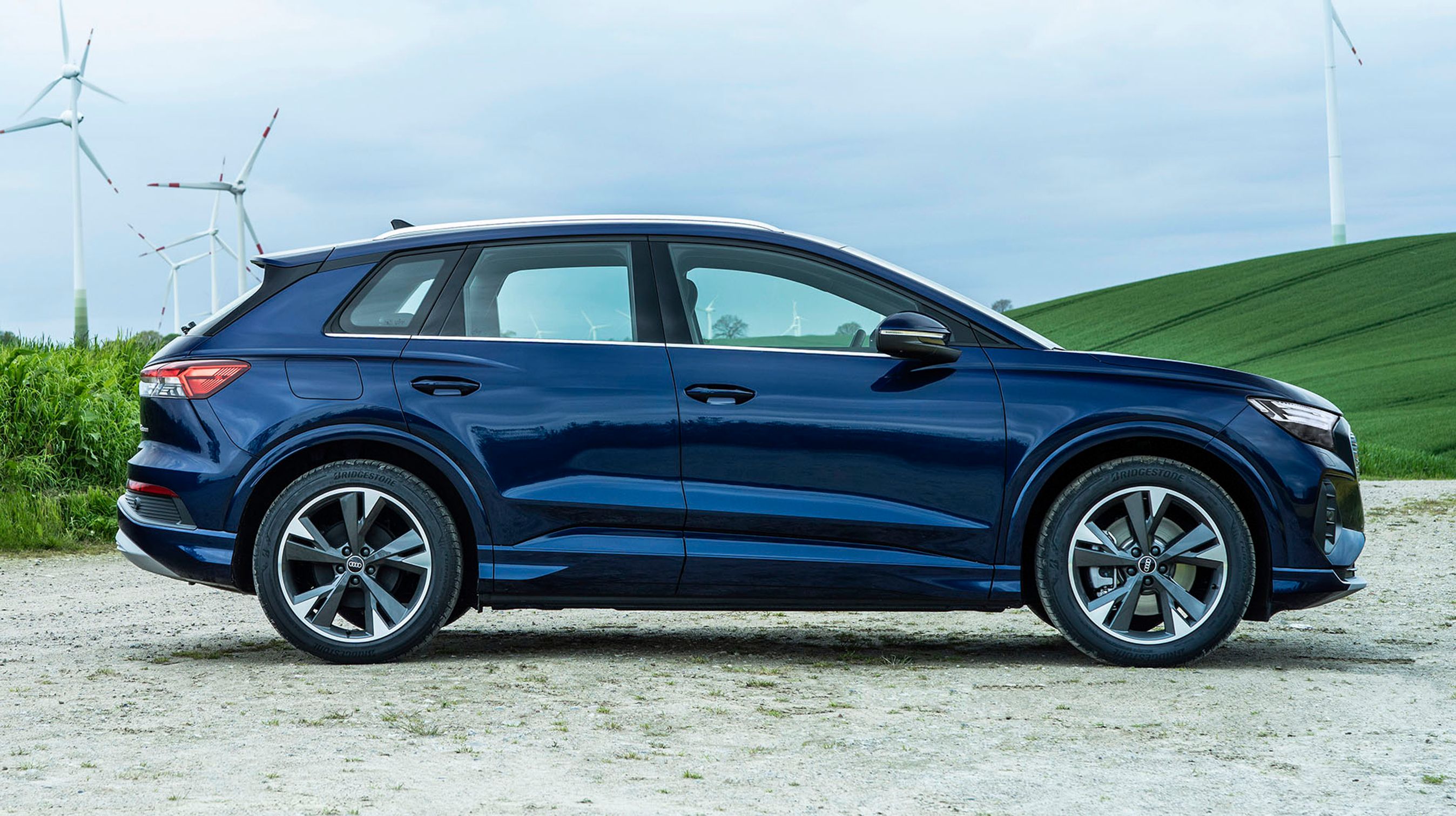 Med en længde på 4,6 meter og en akselafstand på 2,76 meter er der blevet ret korte udhæng både for og bag. Tagræling er standard på SUV-udgaven, men ikke på den mere coupeagtige Sportback, der kommer senere på året.