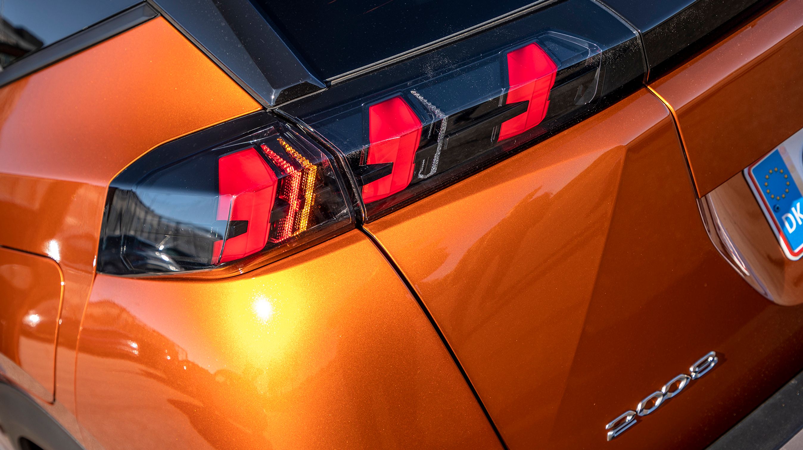 Peugeot 2008 er udstyret med baglygter, der også er tændt i dagtimerne. Det er en både klog og flot løsning, som mange andre producenter kunne lære af.