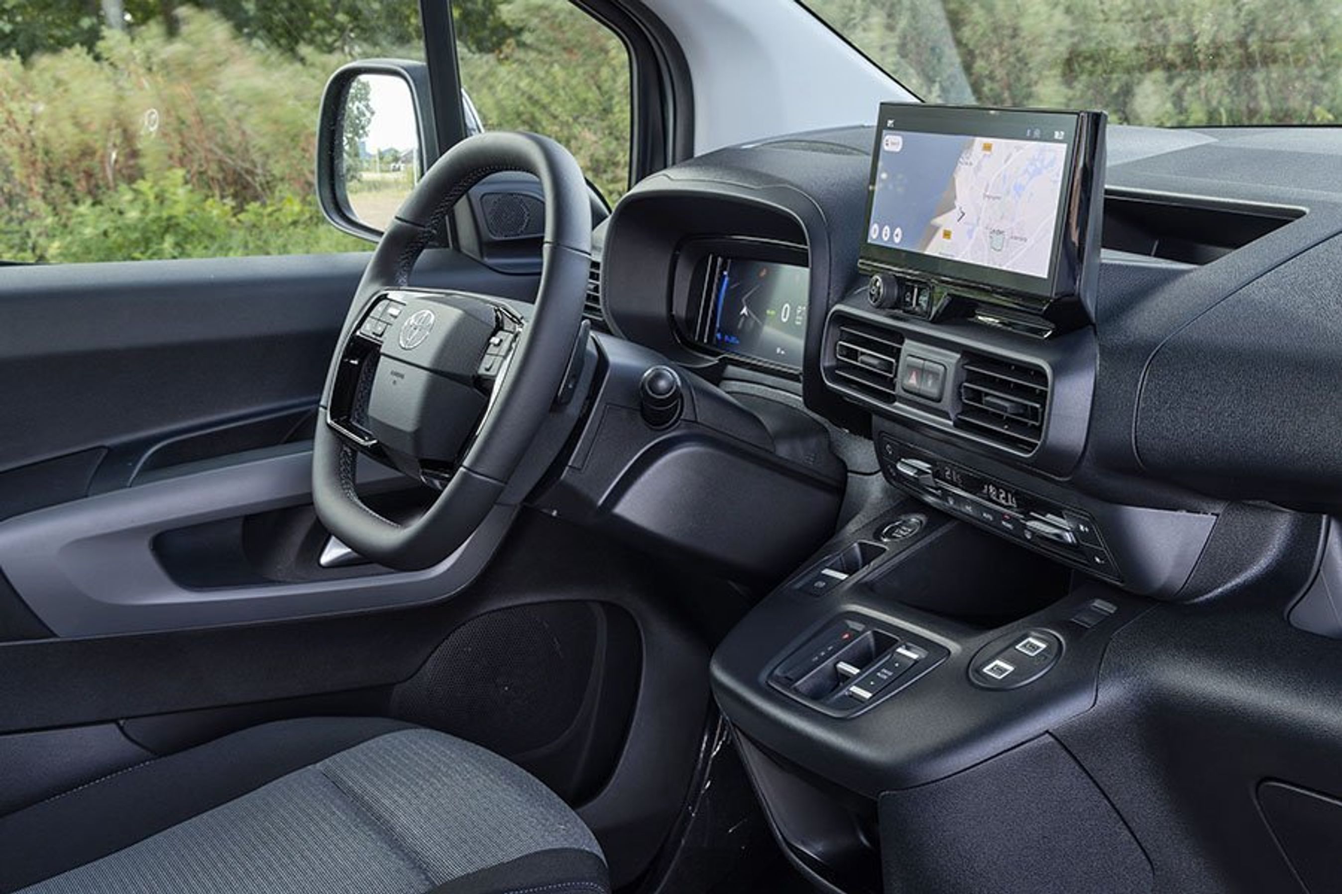 Førerpladsen i en Toyota Proace City Verso