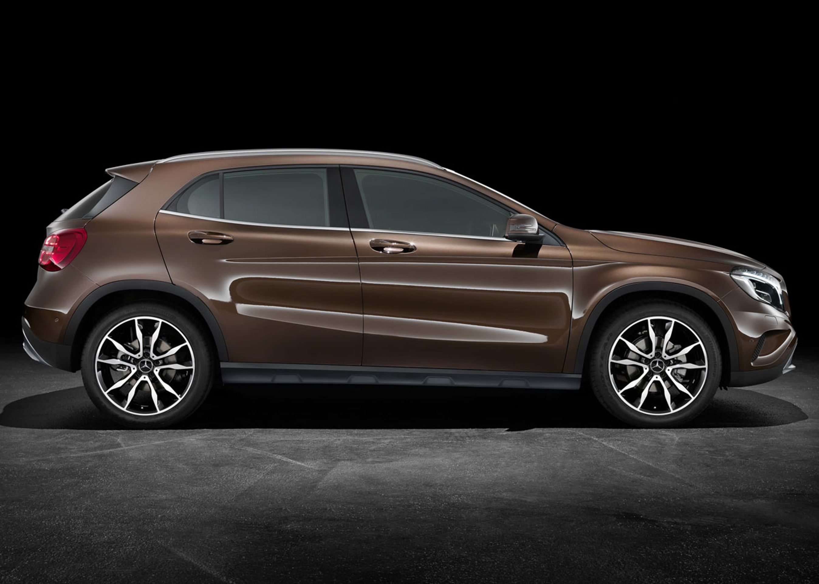 Mercedes-Benz GLA er kun 4,42 meter lang. Bilen fås med op til 19 tommer fælge.