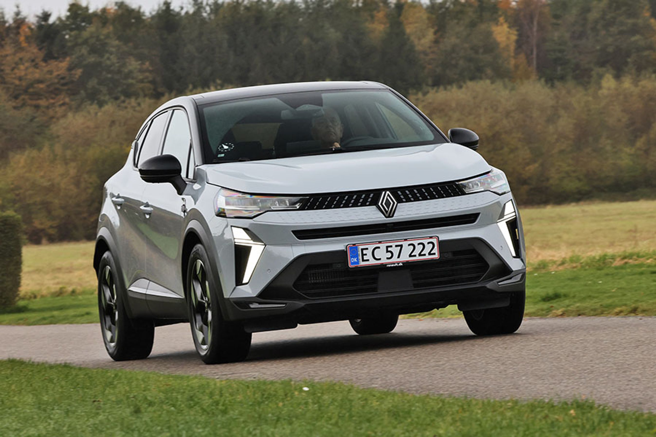 Scenic-designet passer rigtig godt til Captur-modellen. Den fremstår mere rå end den første meget bløde Captur-model fra 2013. Topmodellen har 18”-fælge, men trods de store dæk er komforten ganske udmærket i modellen.