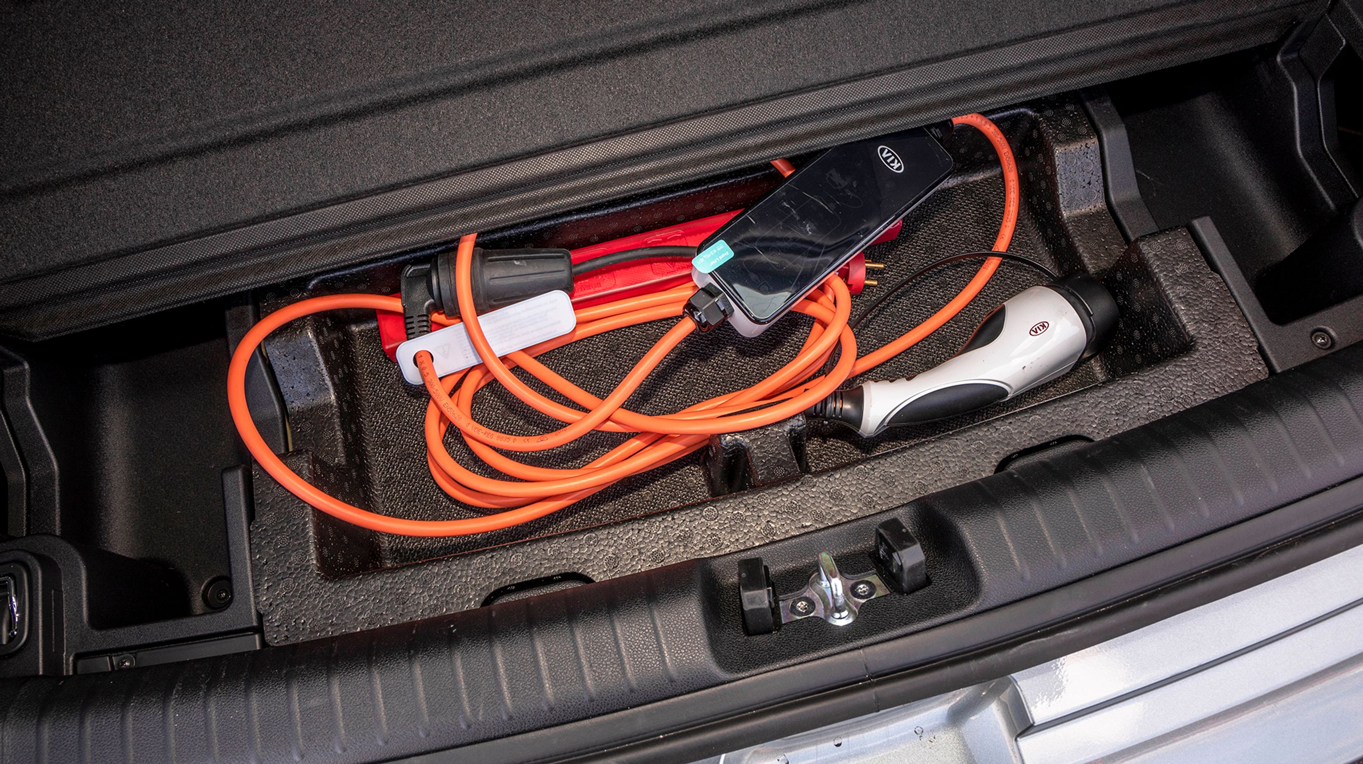 Under gulvet i bagagerummet er der et fint rum til ladekabler. Det gør det lettere at anvende selve bagagerummet, da der derved ikke ligger kabler og flyder.