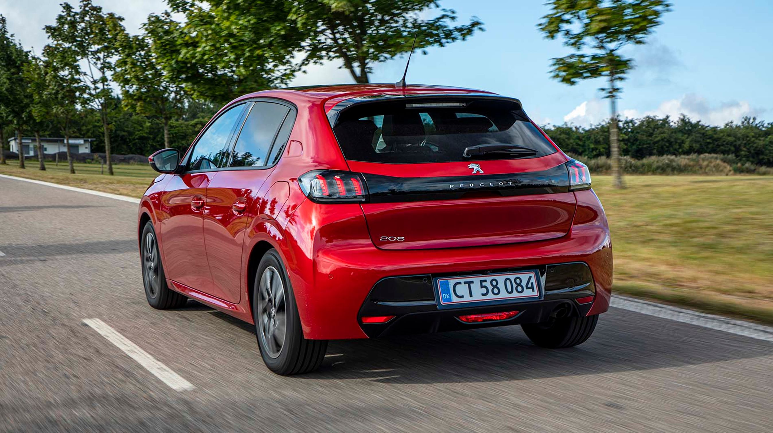 Bagfra kendes den nye 208 på baglygterne med de tre lodrette LED-søjler. De skal minde om kradsemærkerne efter en løve-pote, siger Peugeot.