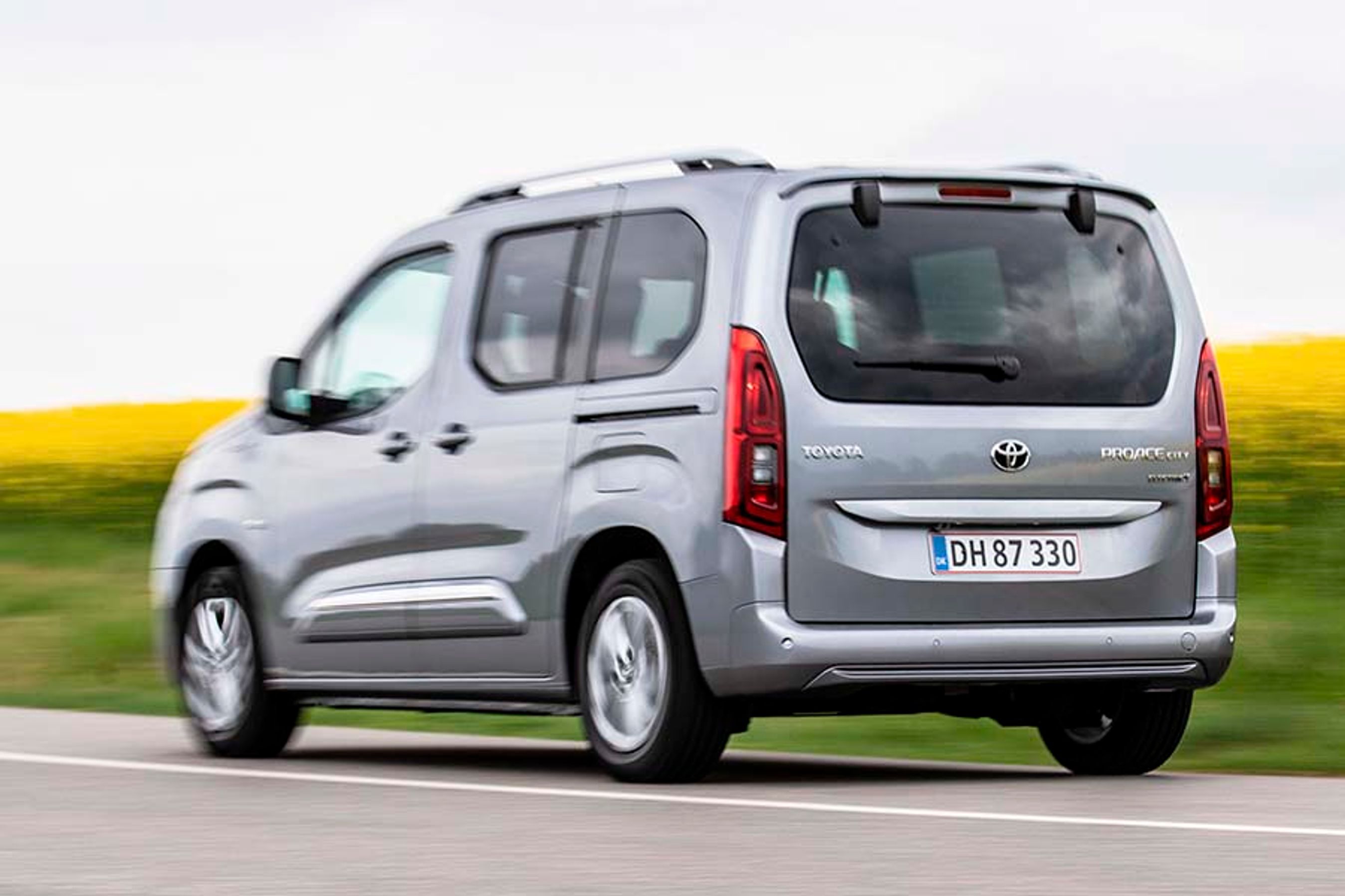 Bagklappen er altid tophængslet, men en smart finesse ses ved bagruden, der kan åbnes separat. Bilen må trække op til 750 kg.