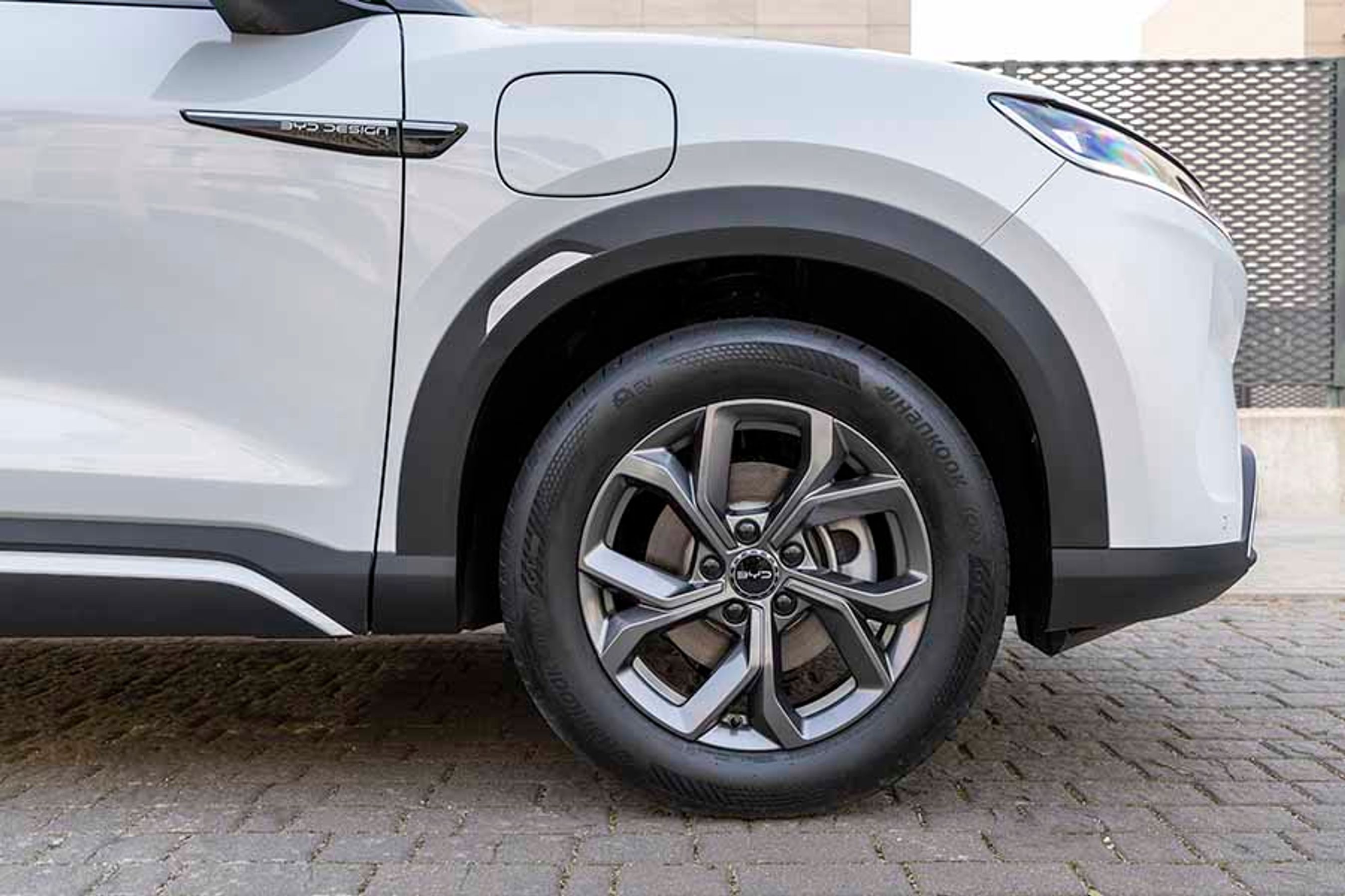 Atto 2 har i alle udgaver 17-tommerhjul med ganske høje dæksider.