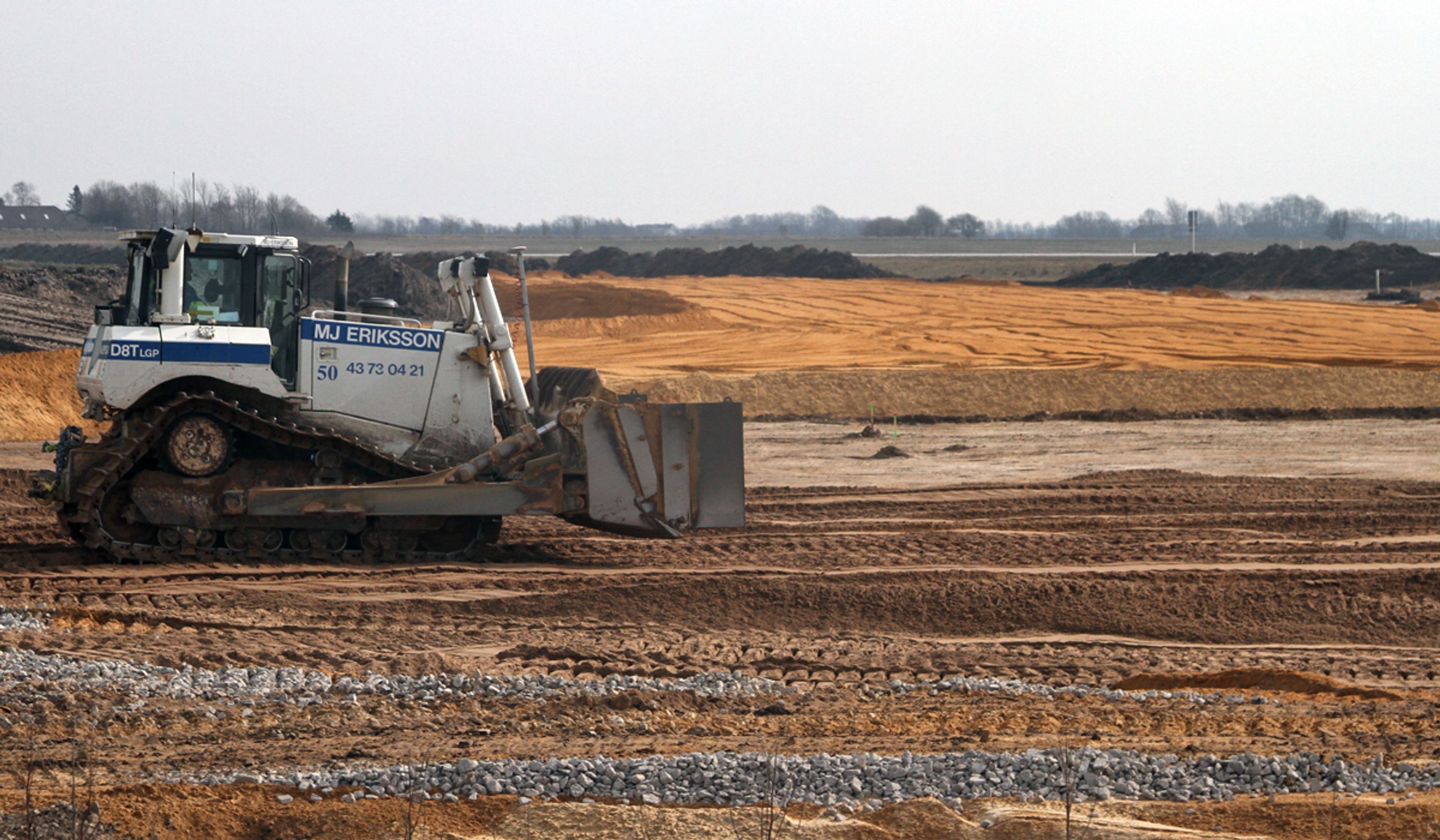 Bulldozerne er gået i gang, her ved det kommende tilslutningsanlæg stik vest for Herning.