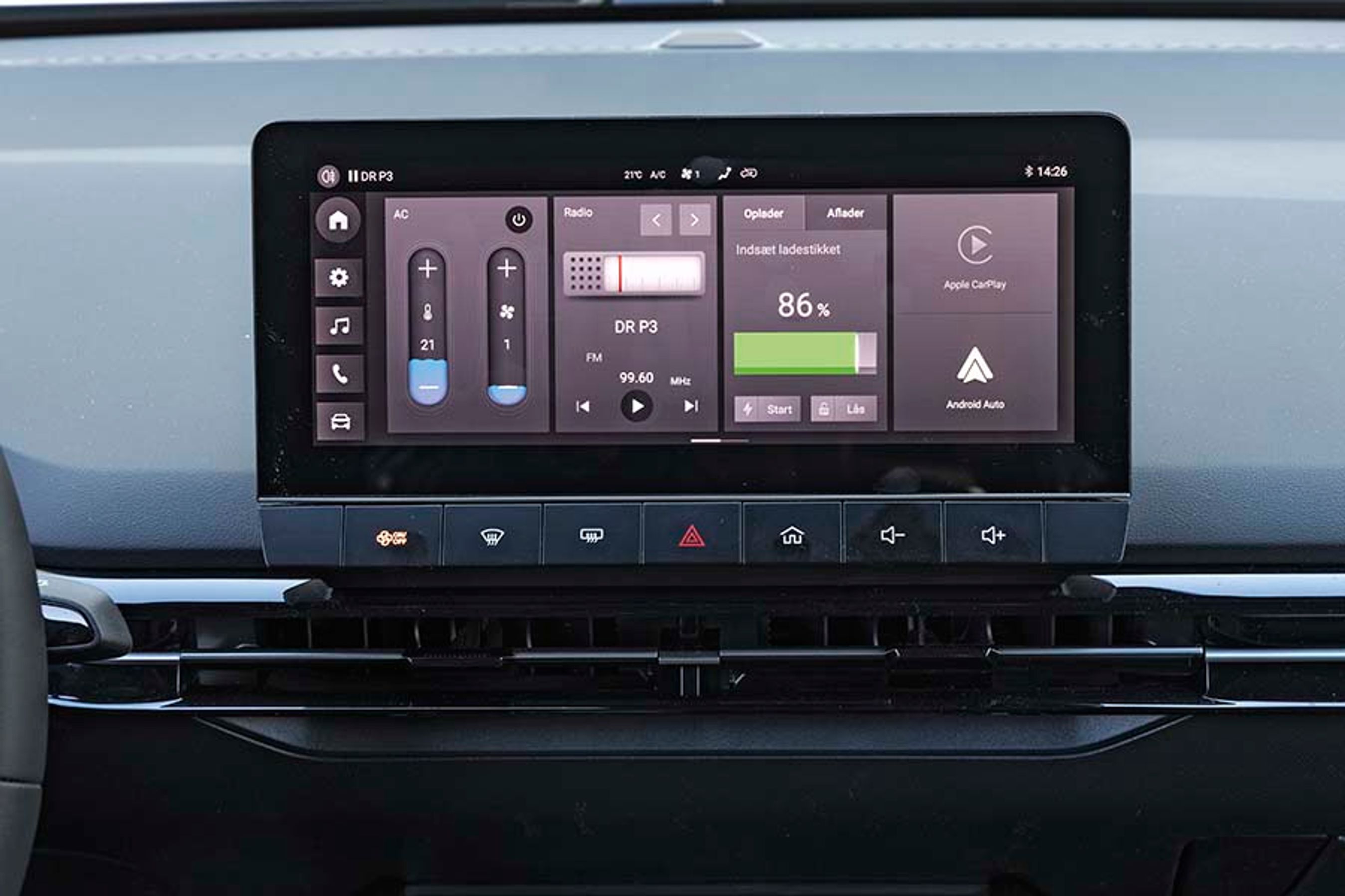 Skærmen har en fin størrelse, men menustrukturen kræver lidt tilvænning før man fanger logikken. Der er Android Auto og Apple CarPlay med kabel.