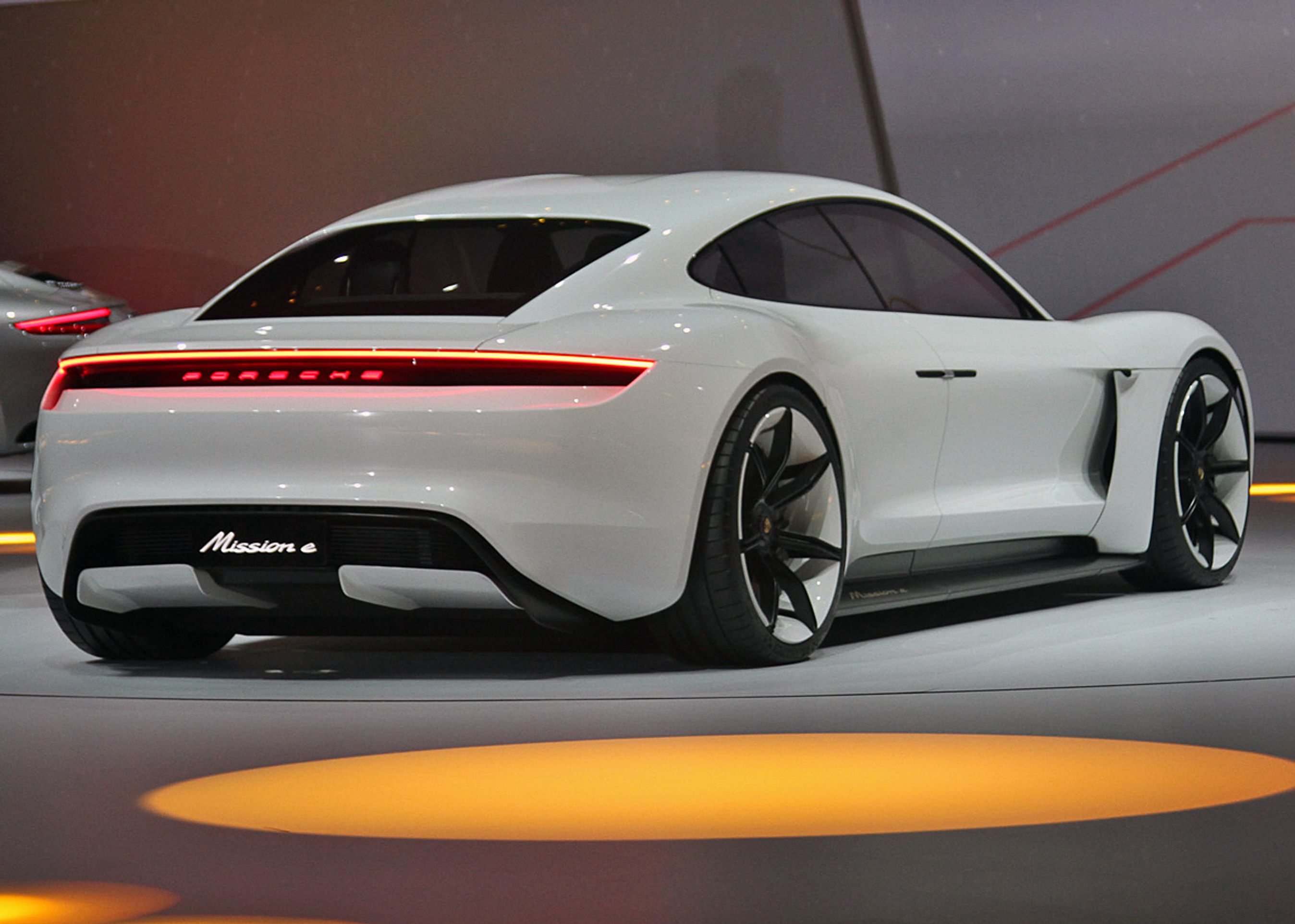 Konceptbilen Mission E er ikke blot revolutionerende ved at være eldreven. Den viser også en ny designstil for det ikoniske mærke.