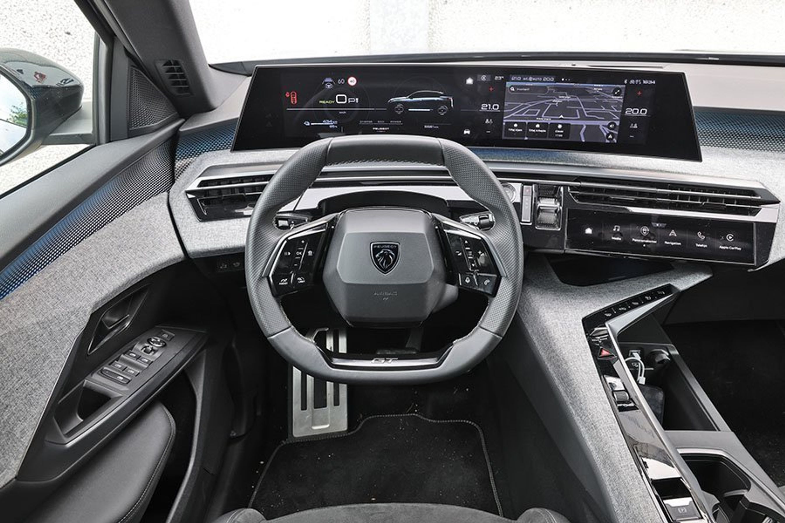 Førerpladsen i en Peugeot E-3008