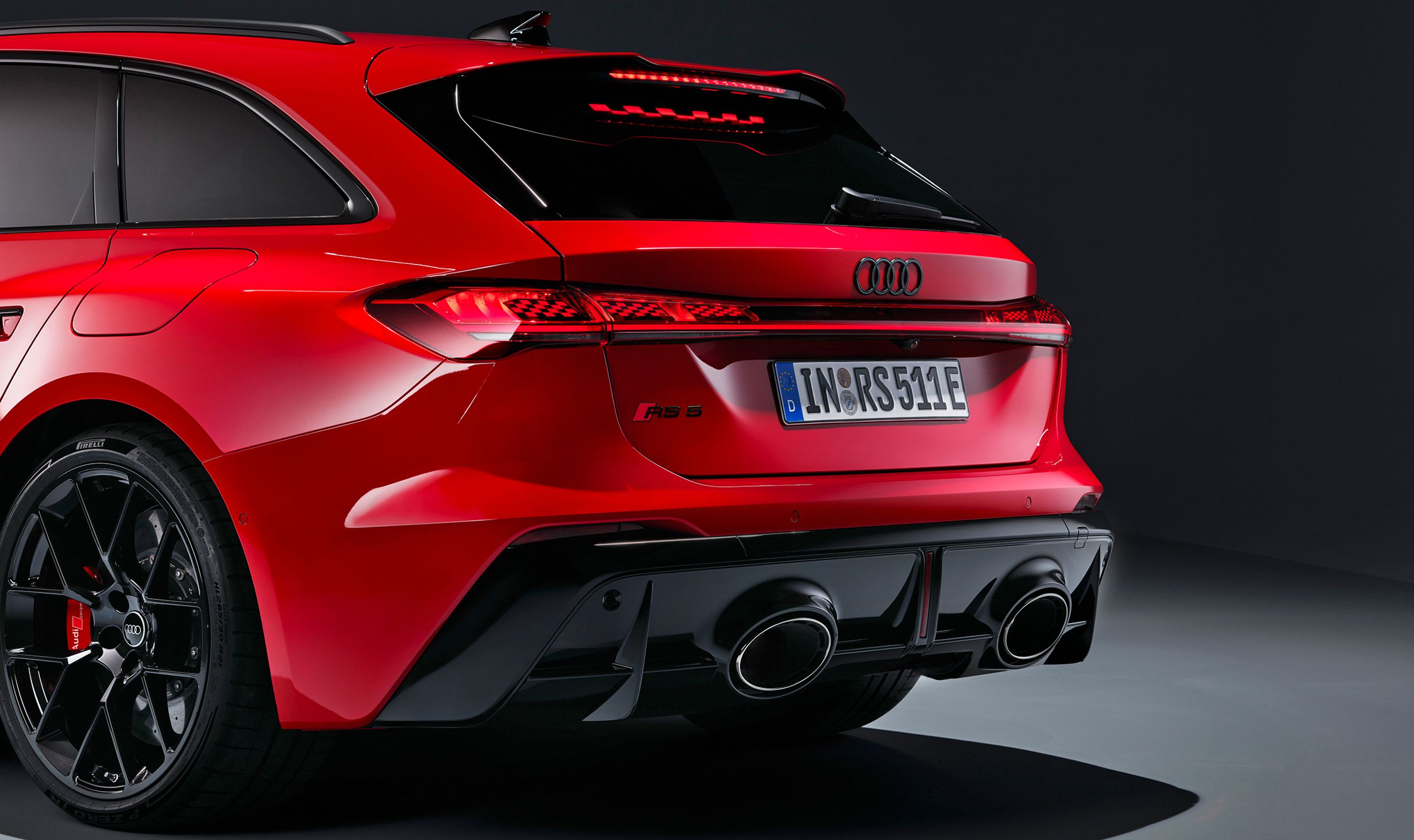 Bagparti af rød Audi RS 5 med store udstødningsrør.