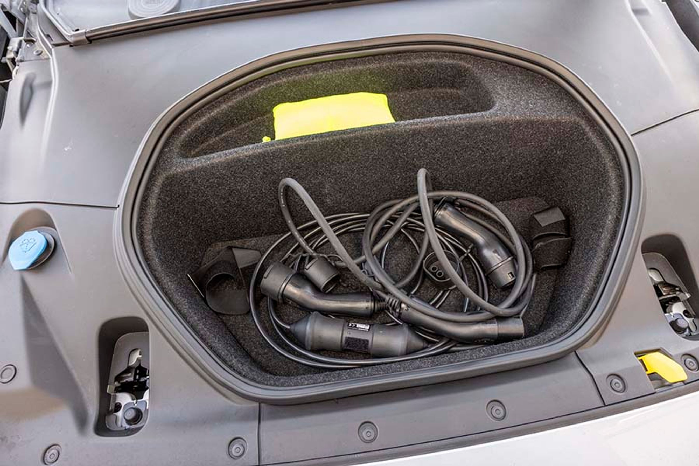 Polestar 2 har et bagagerum under motorhjelmen, det kaldes også en frunk, og der er plads til eksempelvis ladekabler eller nødlader. 