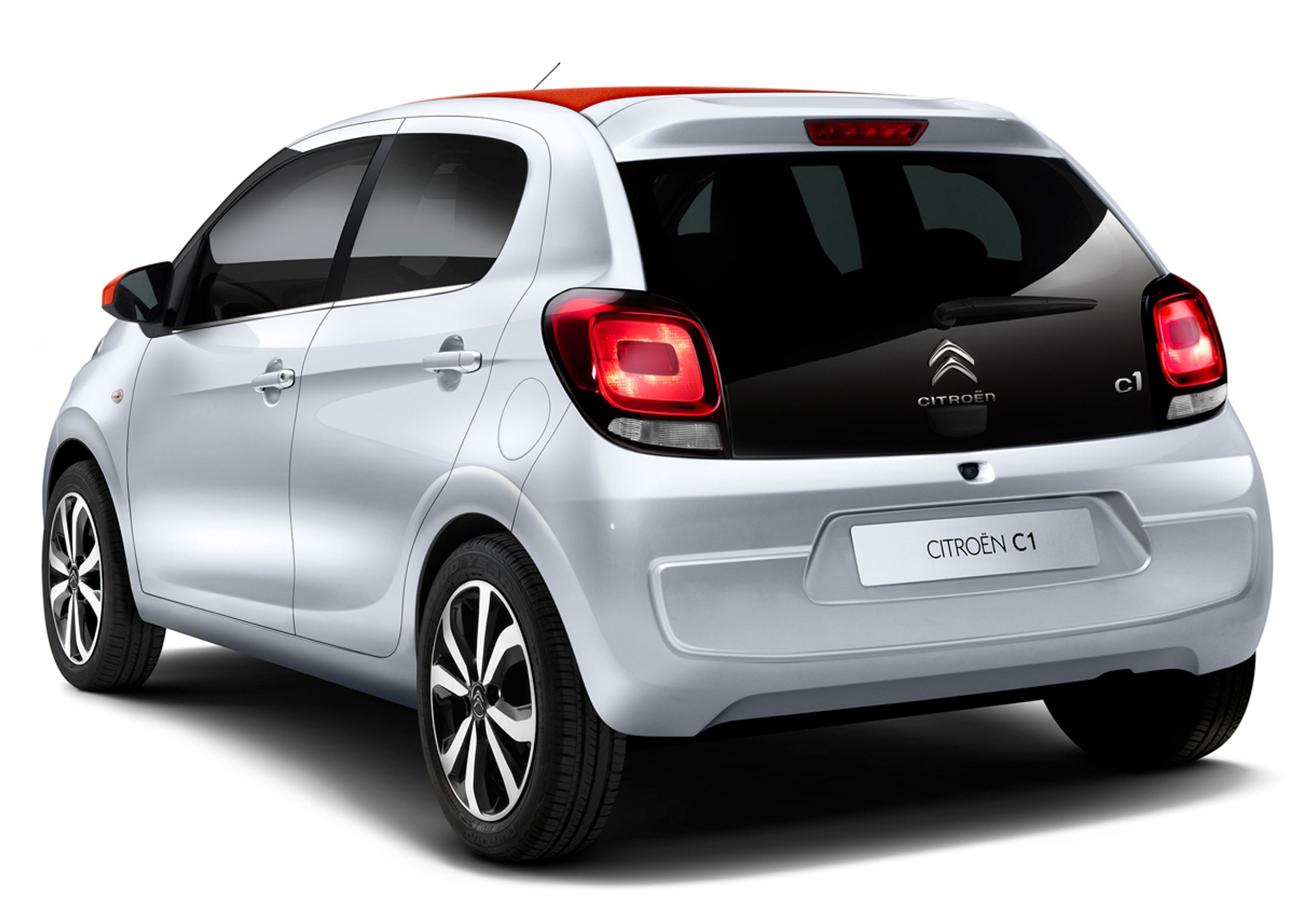 Bagklappen er i glas og de rektangulære baglygter med 3D effekt. Om disse lygter blvier standard, er uvist.