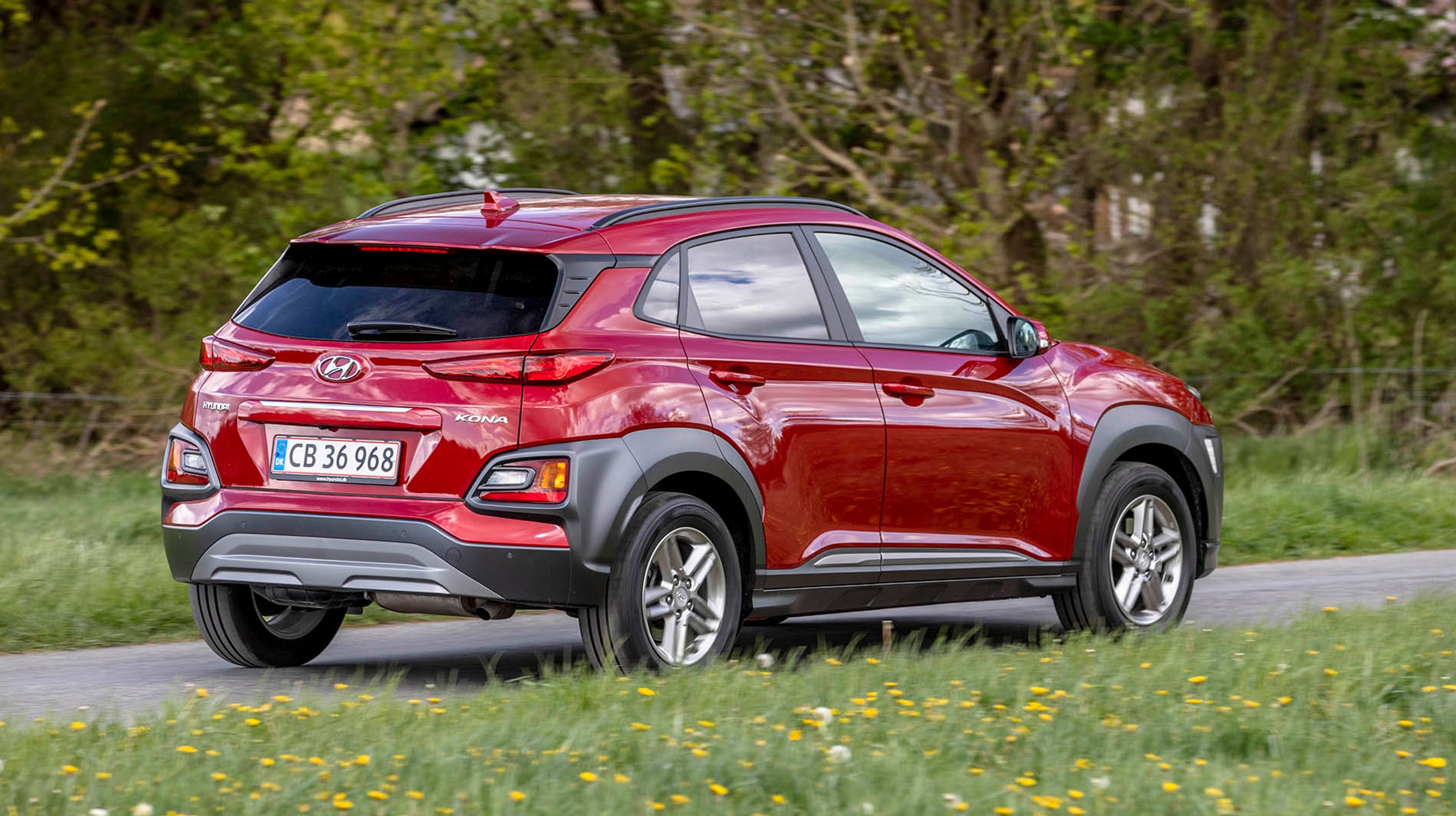 De store vandrette baglygter under bagruden er suppleret af et stort lygtearrangement i hver side af nummerpladen. Det giver bilen en udstråling, der skiller sig ud fra de fleste andre biler.