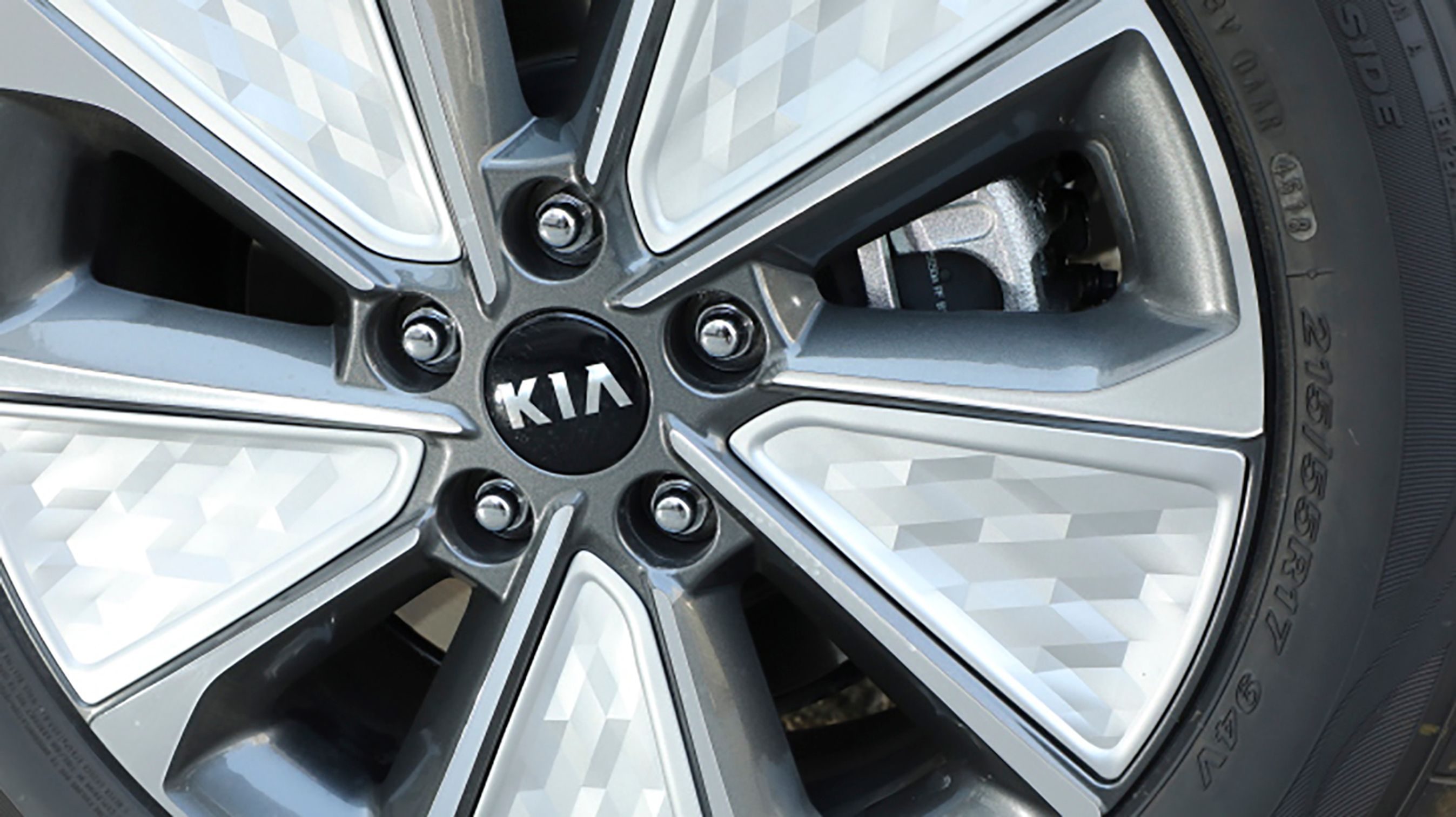 Flotte fælge med et ret aerodynamisk design er med til at kendetegne bilens ydre.