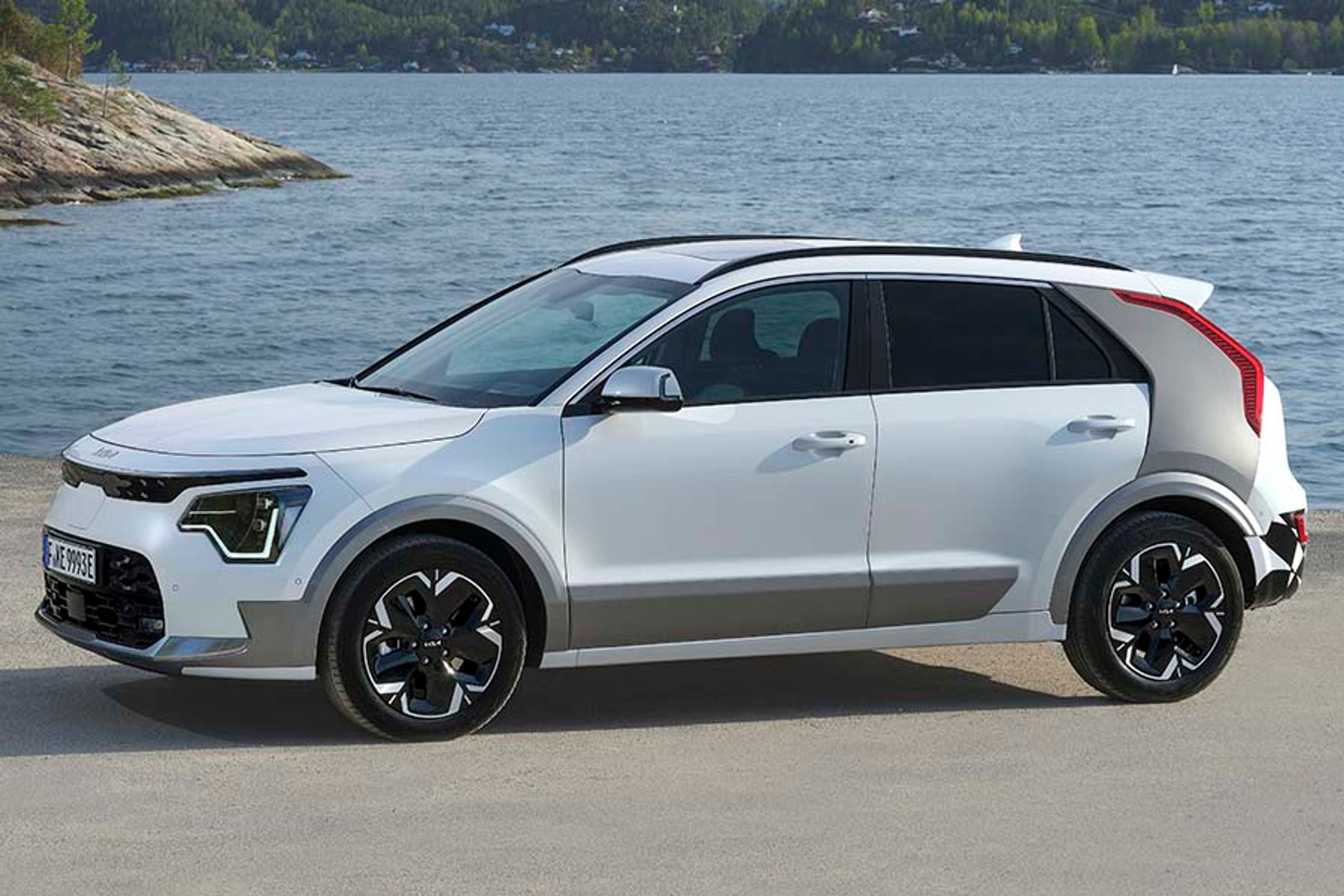 Kontrastfarven på de bageste hjørnestolper er et tilvalg. Det er et besynderligt panel med luftgennemstrømning og tilsyneladende med god mulighed for, at snavs hober sig op inde bag.