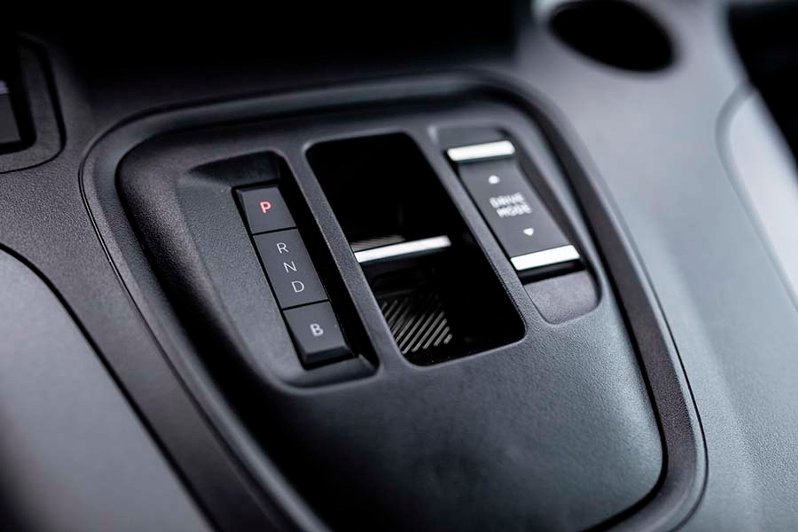 Den lille vippe-gearstang mellem forsæderne er let at betjene, og den fylder ikke meget. Knappen til højre styrer tre køreprogrammer, der samtidig varierer motorens ydelse fra 82 hk i Eco, 109 hk i Normal og 136 hk i Sport.