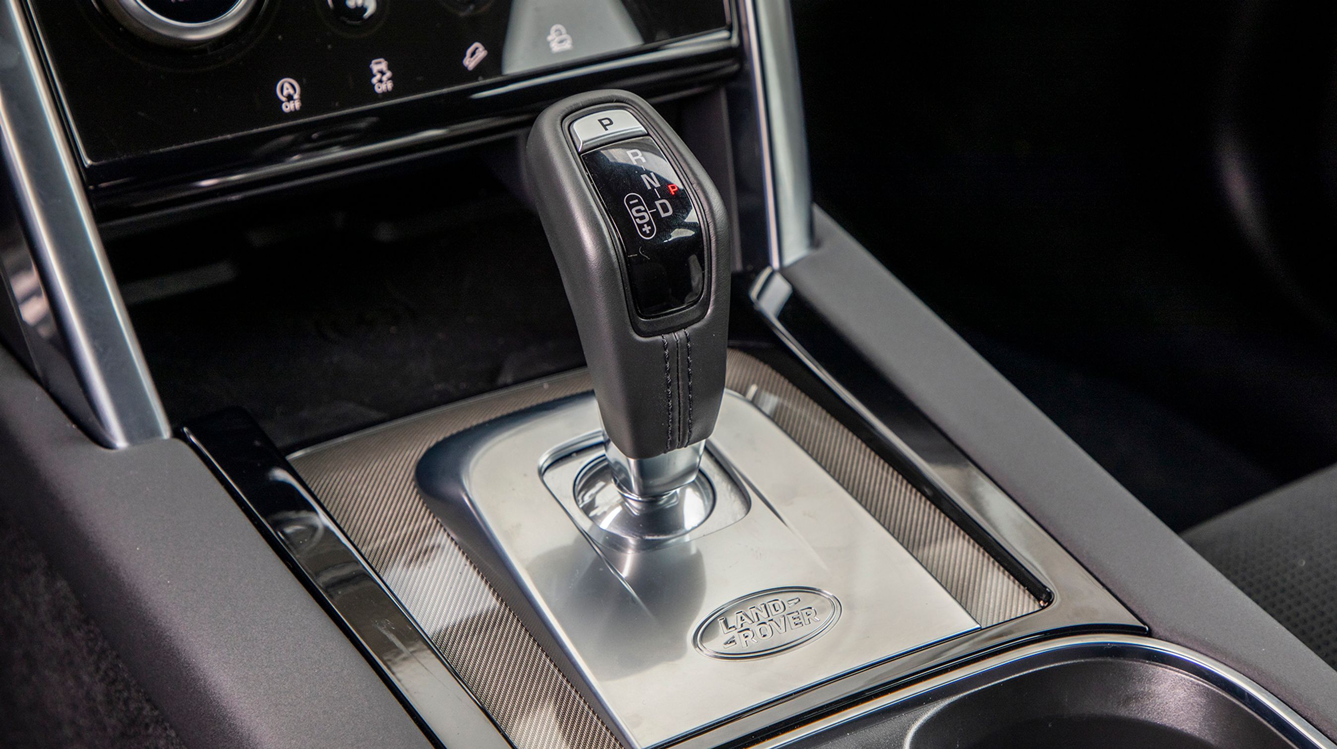 Gearstangen fylder en del, men er af typen, der selv går i ’P’, når man slukker motoren.