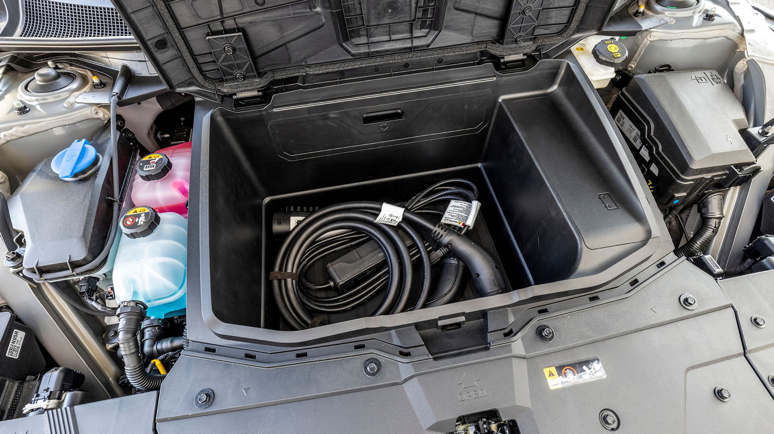 Under motorhjelmen er der en frunk, som er et separat rum, hvor man f.eks. kan opbevare ladekabler.