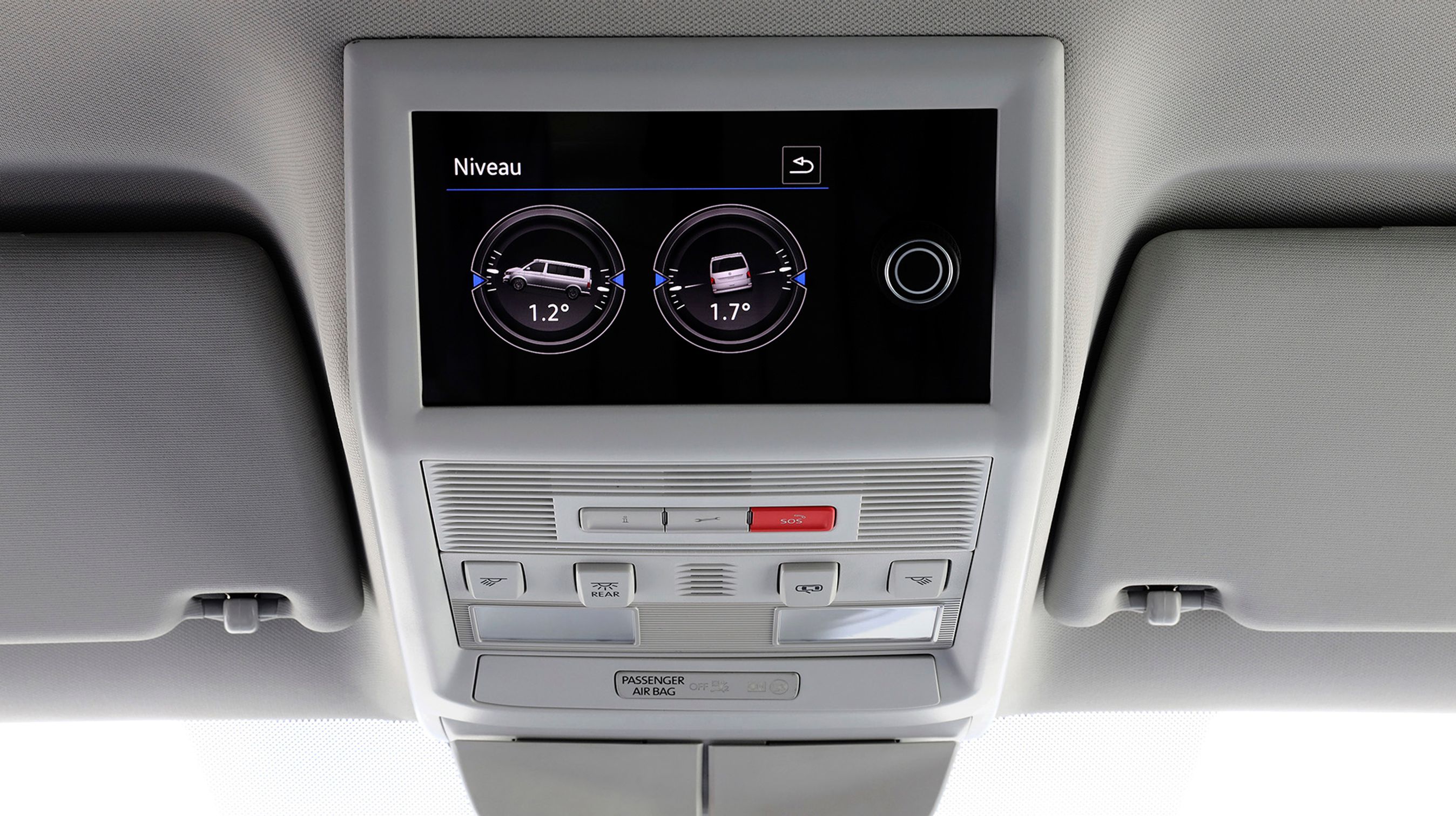 En af nyhederne finder man i trykskærmen over instrumentbordet. Herfra styres hævetag, køleskab og lys, og man kan aflæse, om bilen holder vandret. Modsat instrumenthuset er der desværre ingen danske menuer.