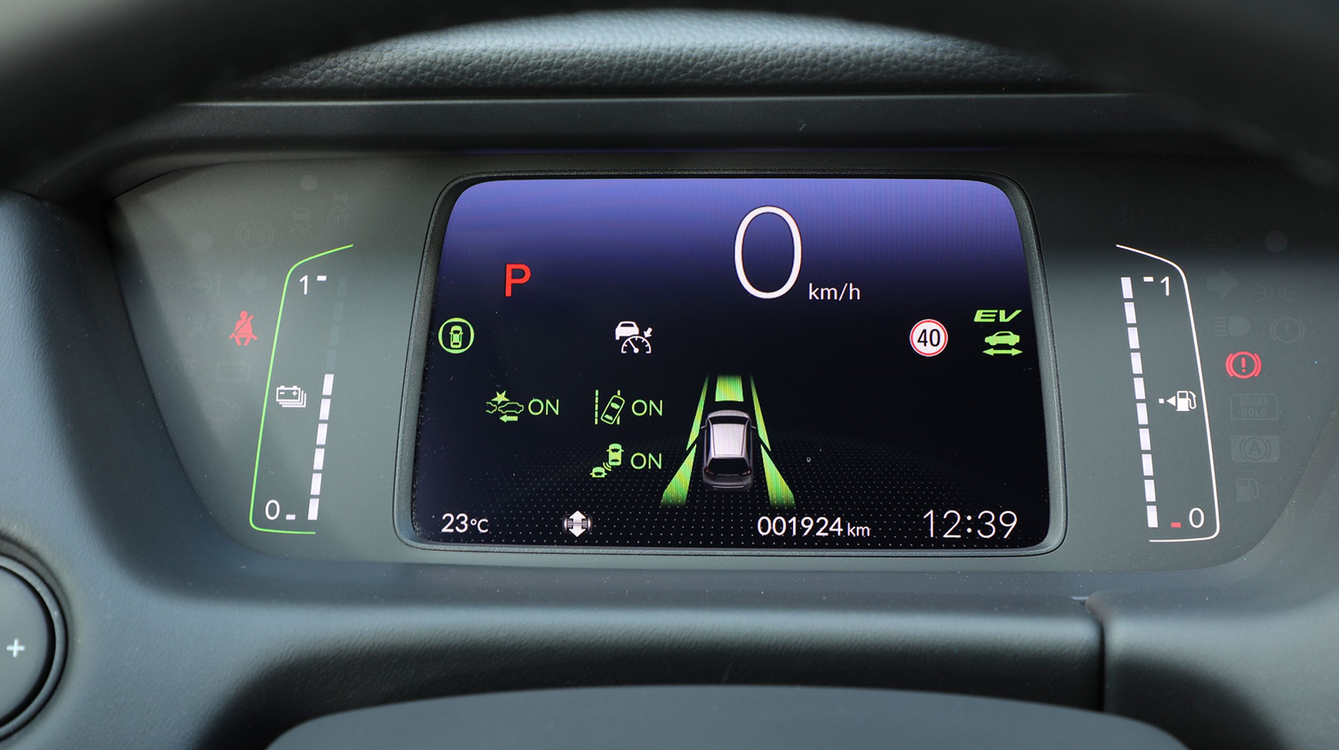 Det store display foran rattet viser bl.a. hastigheden, men der er mange oplysninger på den lille skærm, og det gør det til tider lidt rodet og uoverskueligt. Her må Honda gerne rydde op.