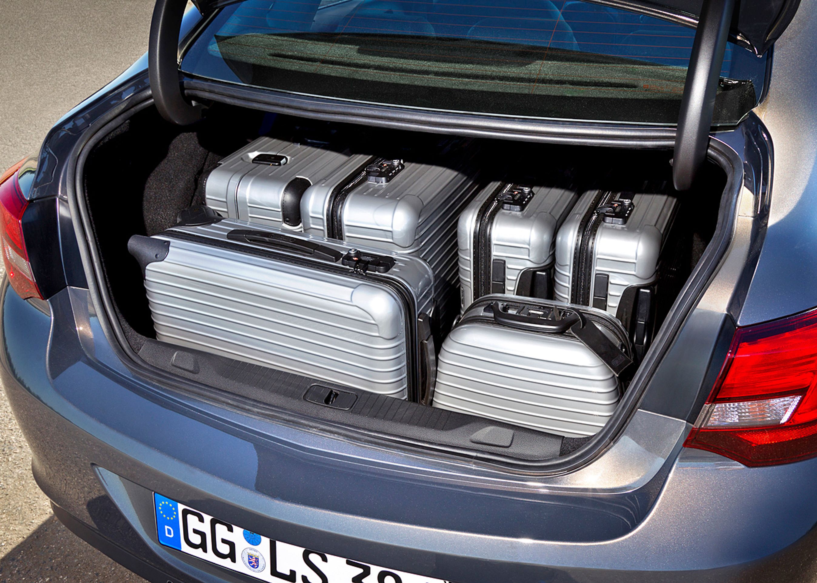 460 liter sluger bagagerummet i Astra sedan. Men adgangen til bagagen er ikke så god som i den femdørs med stor bagklap.