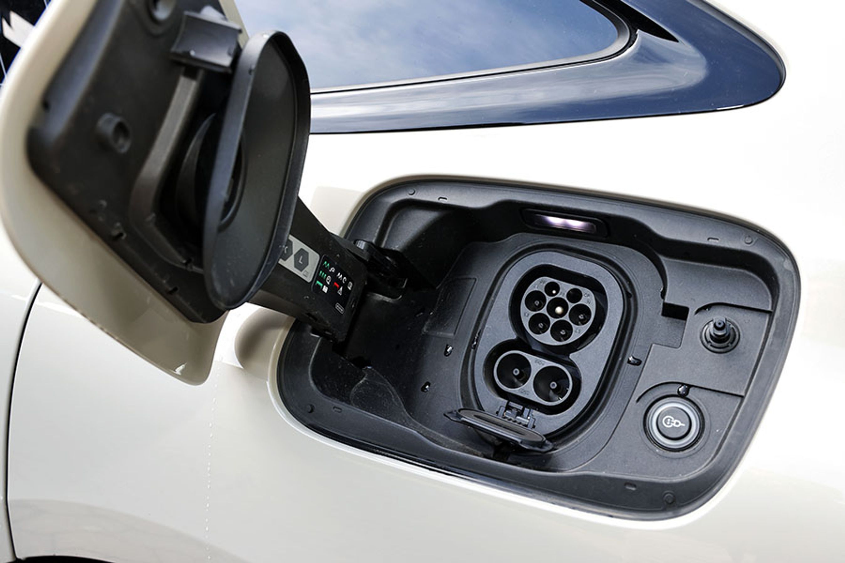 Der er tætningslister i dækslet til ladestikket, så man ikke skal rode med gummipropper. Hjemme lader bilen med 11 kW (3 faser), og på farten lader bilen med op til 270 kW fra en 800-volt ladestander. Dermed tager det kun 21 minutter at lade fra 10 til 80 procent.