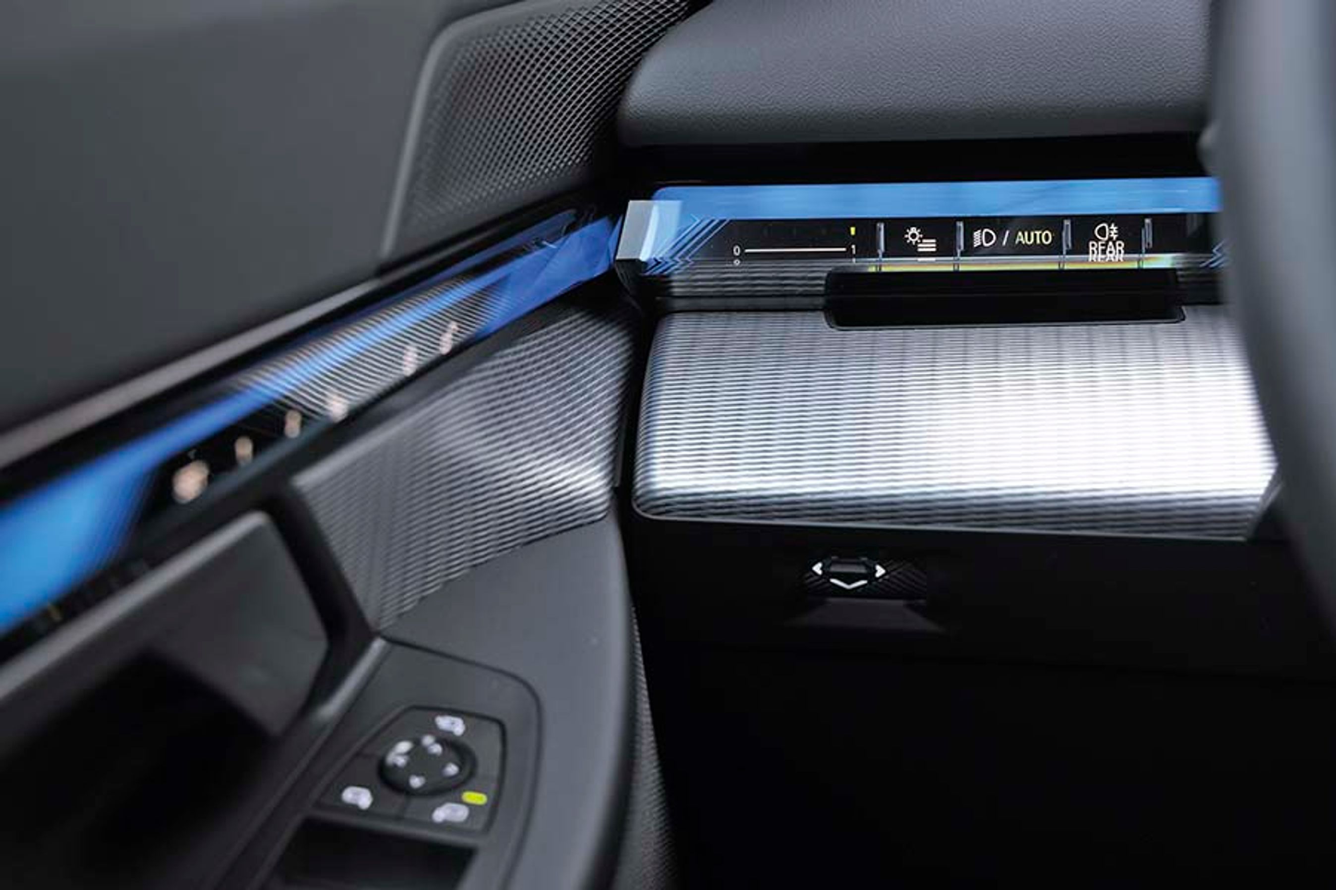 Til venstre for rattet er der et trykfølsomt panel, hvorfra man kan styre lysets indstillinger. Man kan også styre hvor meget luft der skal komme ud af friskluftdysen.