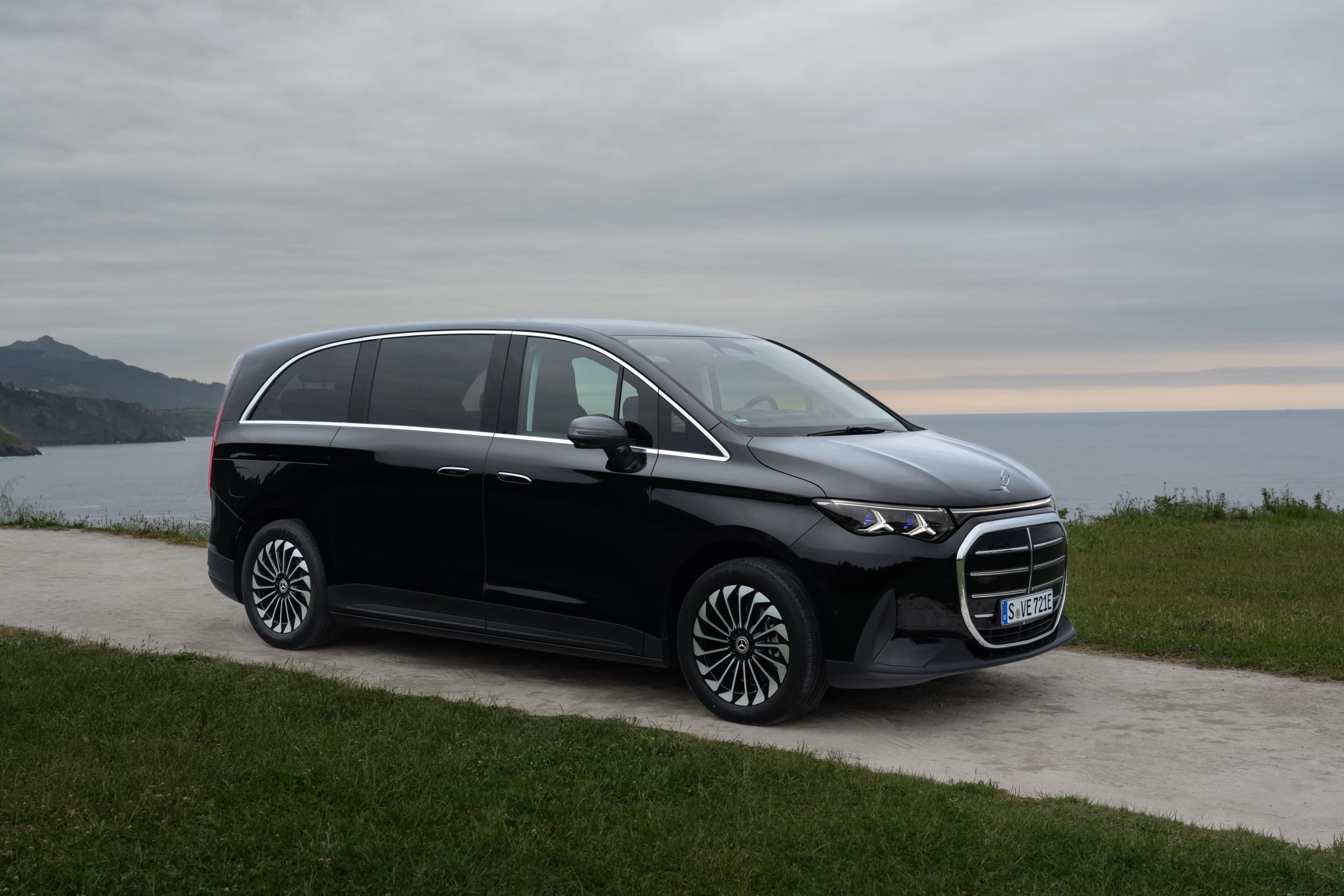 Mercedes-Benz VLE holder parkeret med havet i baggrunden i tusmørkelys