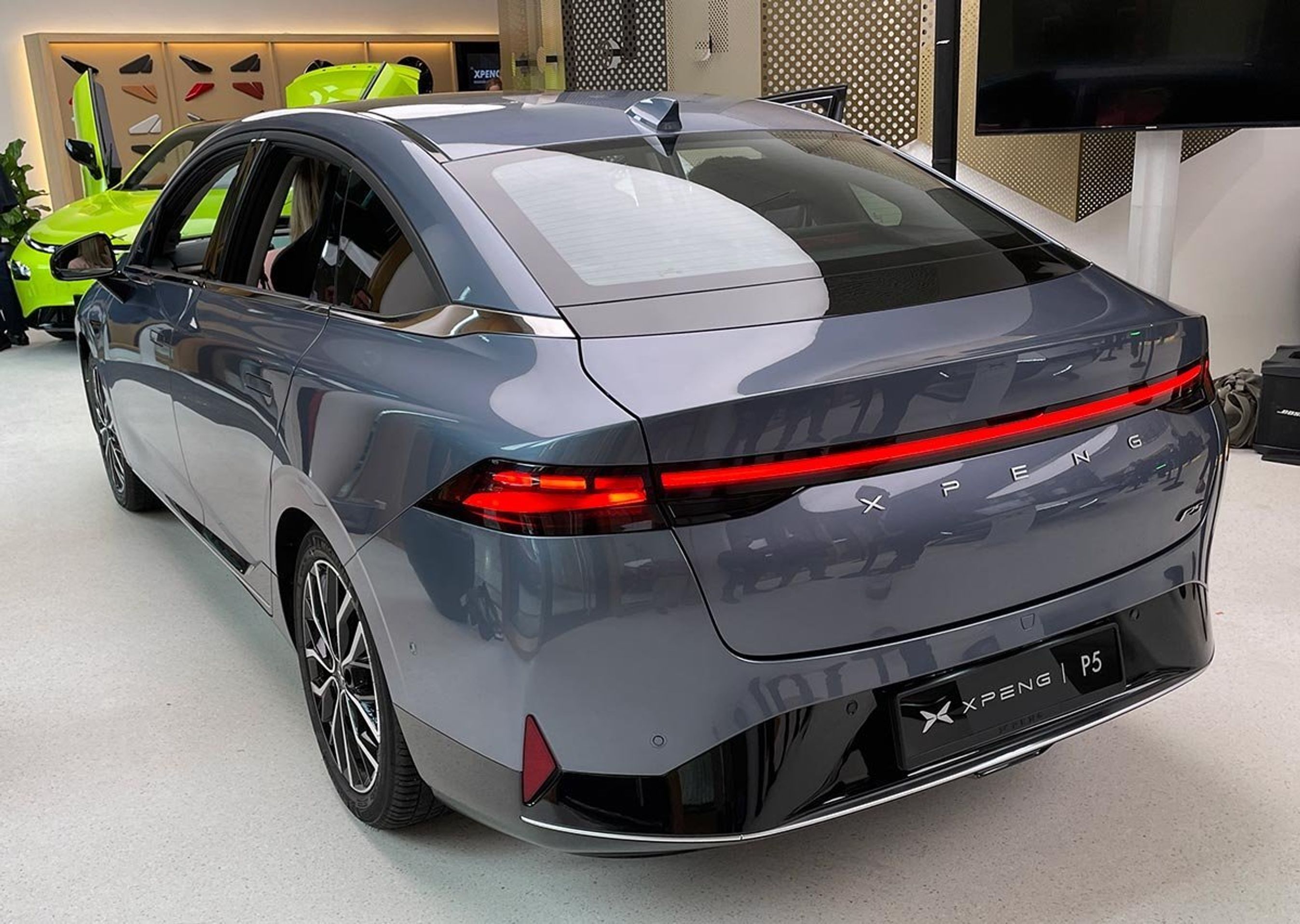 Xpeng P5 er en mellemstor sedan. Når bagklappen åbnes, vil man se, at den er hængslet med gammeldags 'kuffertknusere'.