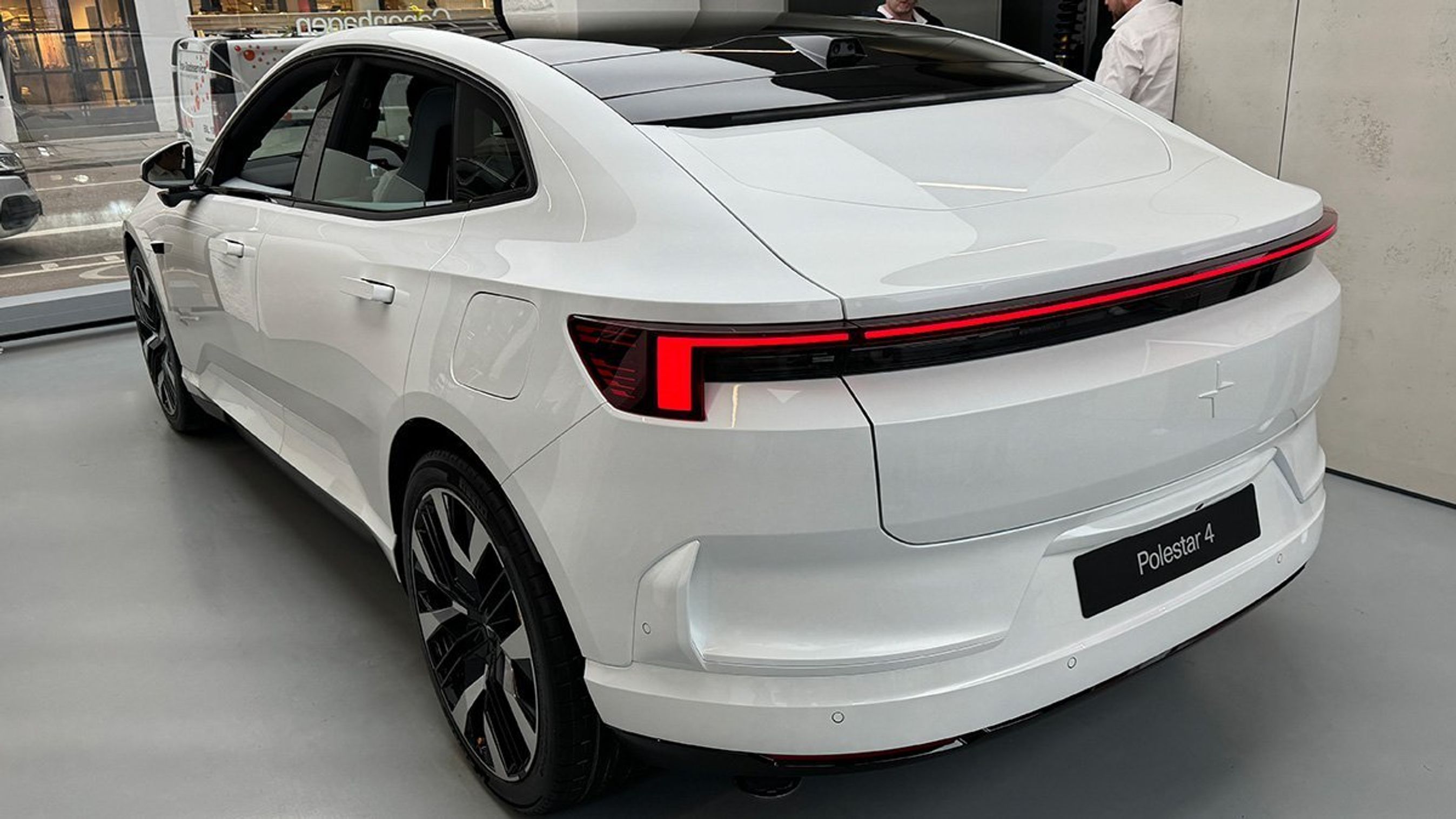 Hvid Polestar 4 set skråt bagfra.