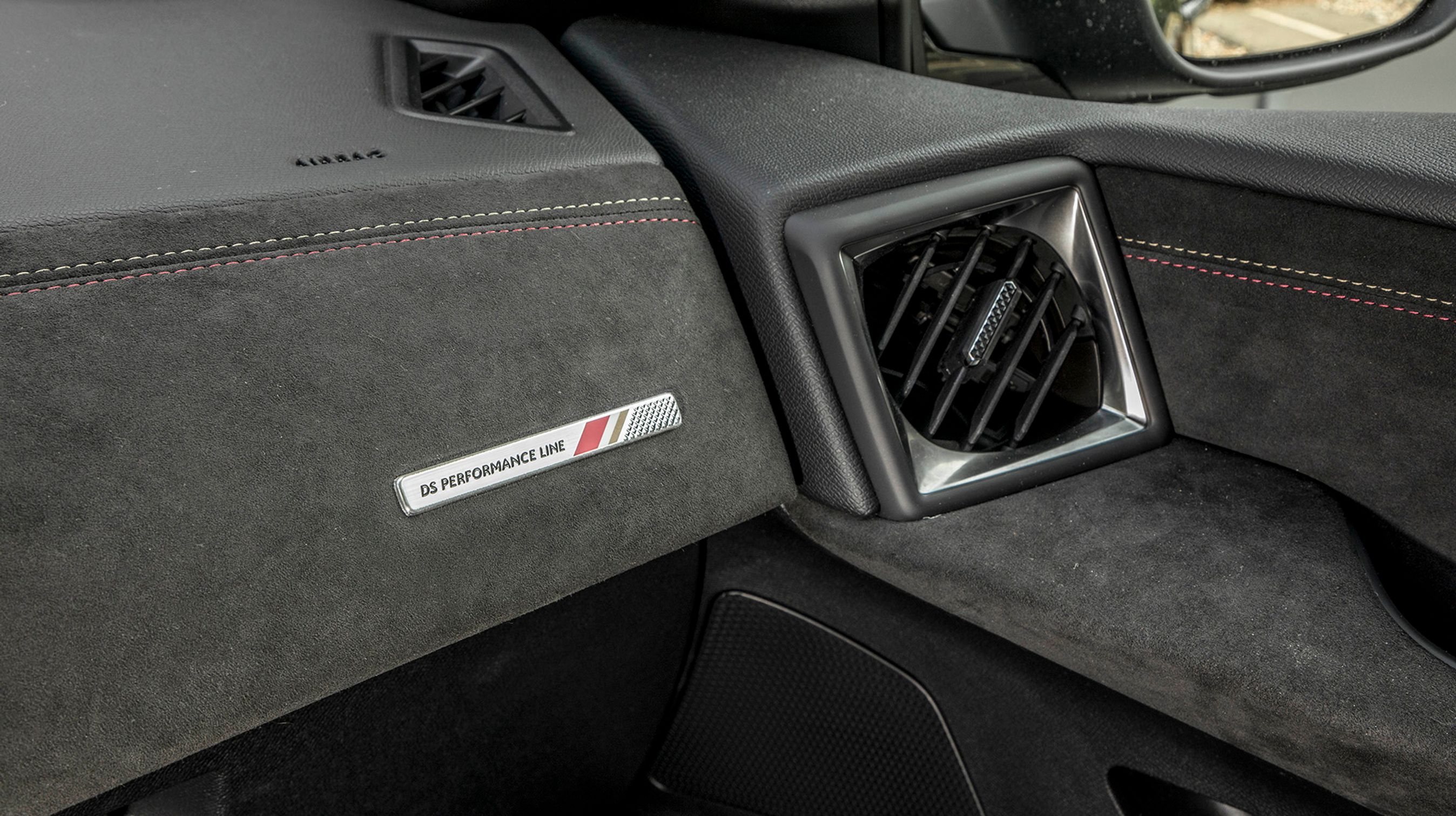 Der er alcantara på dele af instrumentbordet og sammen med kabinens mørke designlinje, er det med til at give DS3 Crossback et eksklusivt look. På det punkt adskiller den sig fra søstermærkerne Peugeot og Citroën. 