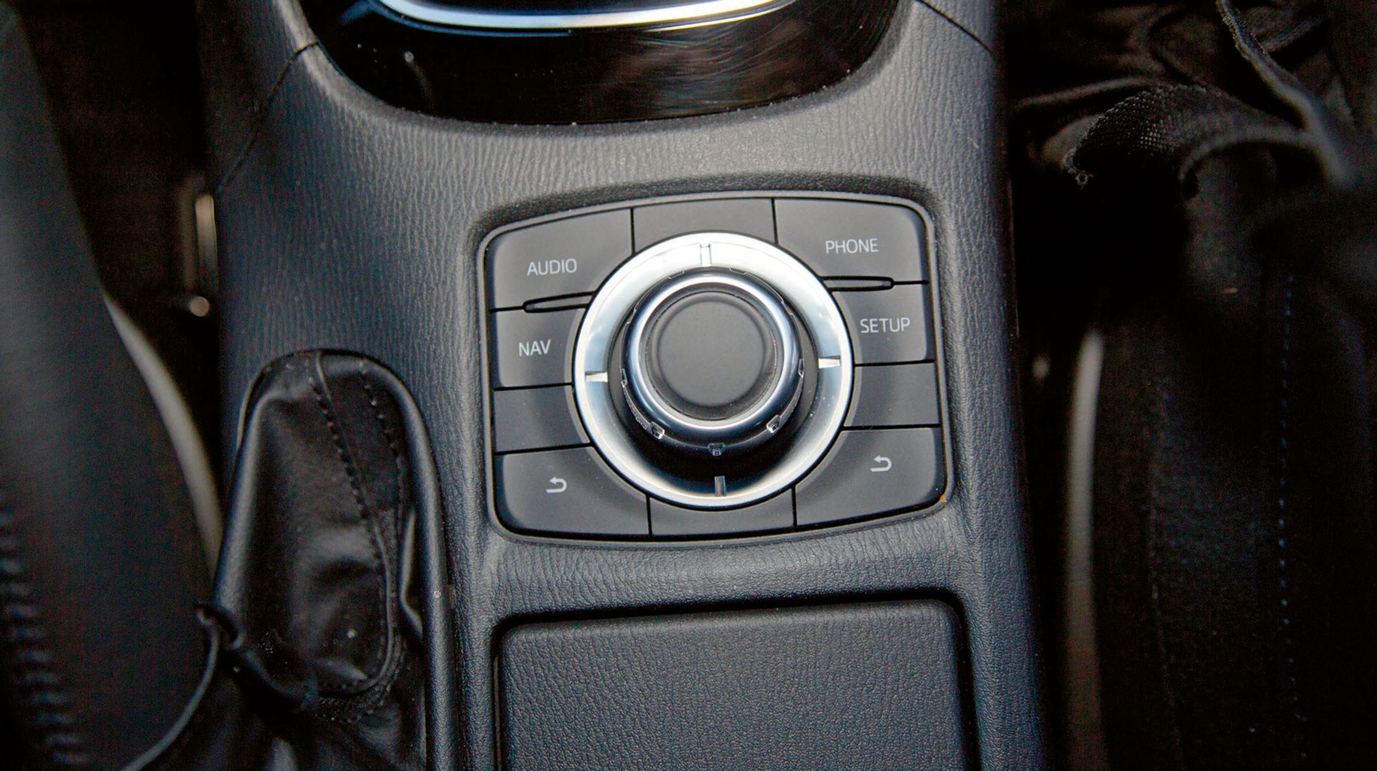 Den store drejeknap mellem sæderne styrer radio, navigationsanlæg og telefon.