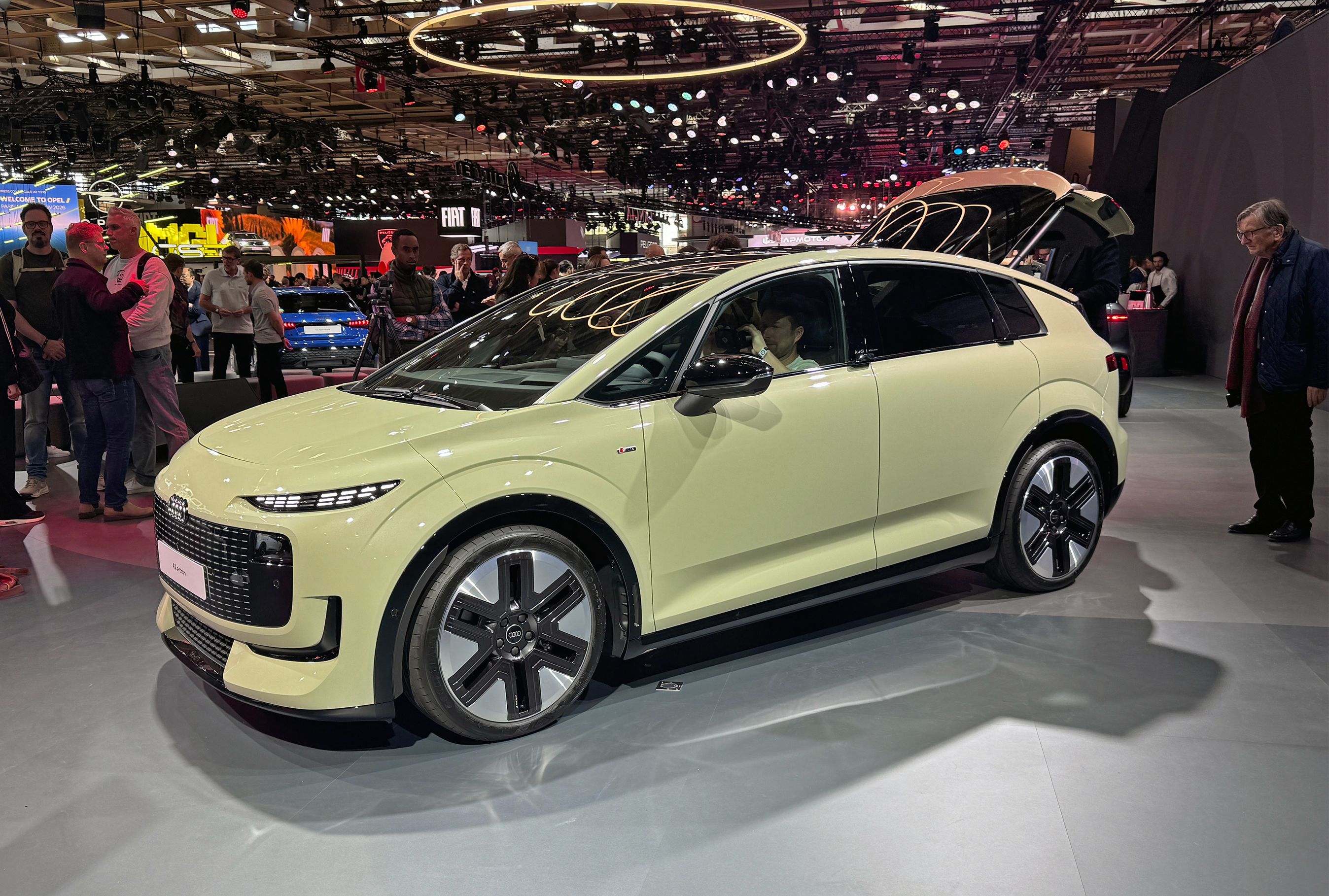 Gullig Audi A2 skråt forfra.