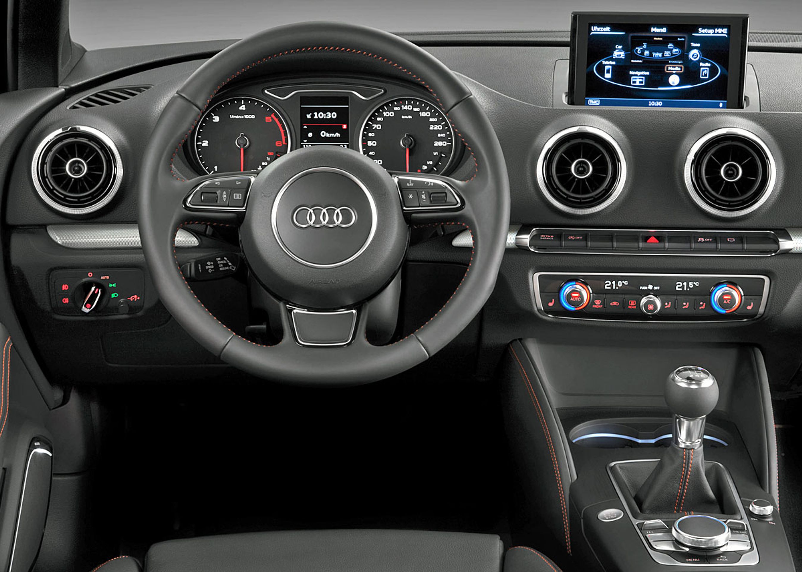 Audi bruger stadig ideen med, at infotainment-skærmen kører op og vipper frem, når den skal bruges. 