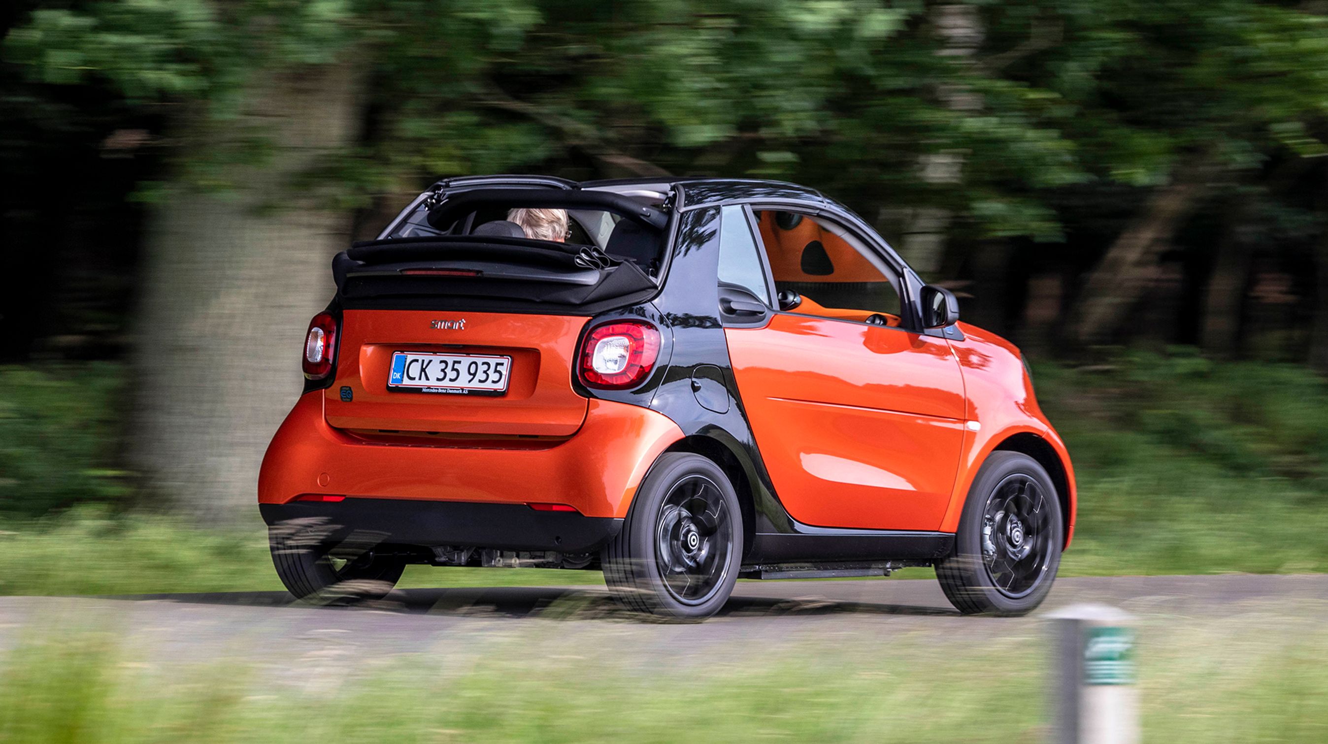 Smart EQ fortwo Cabrio er en bil, der skal skaber opmærksomhed. Ikke mindst med orange farver både ude og inde.