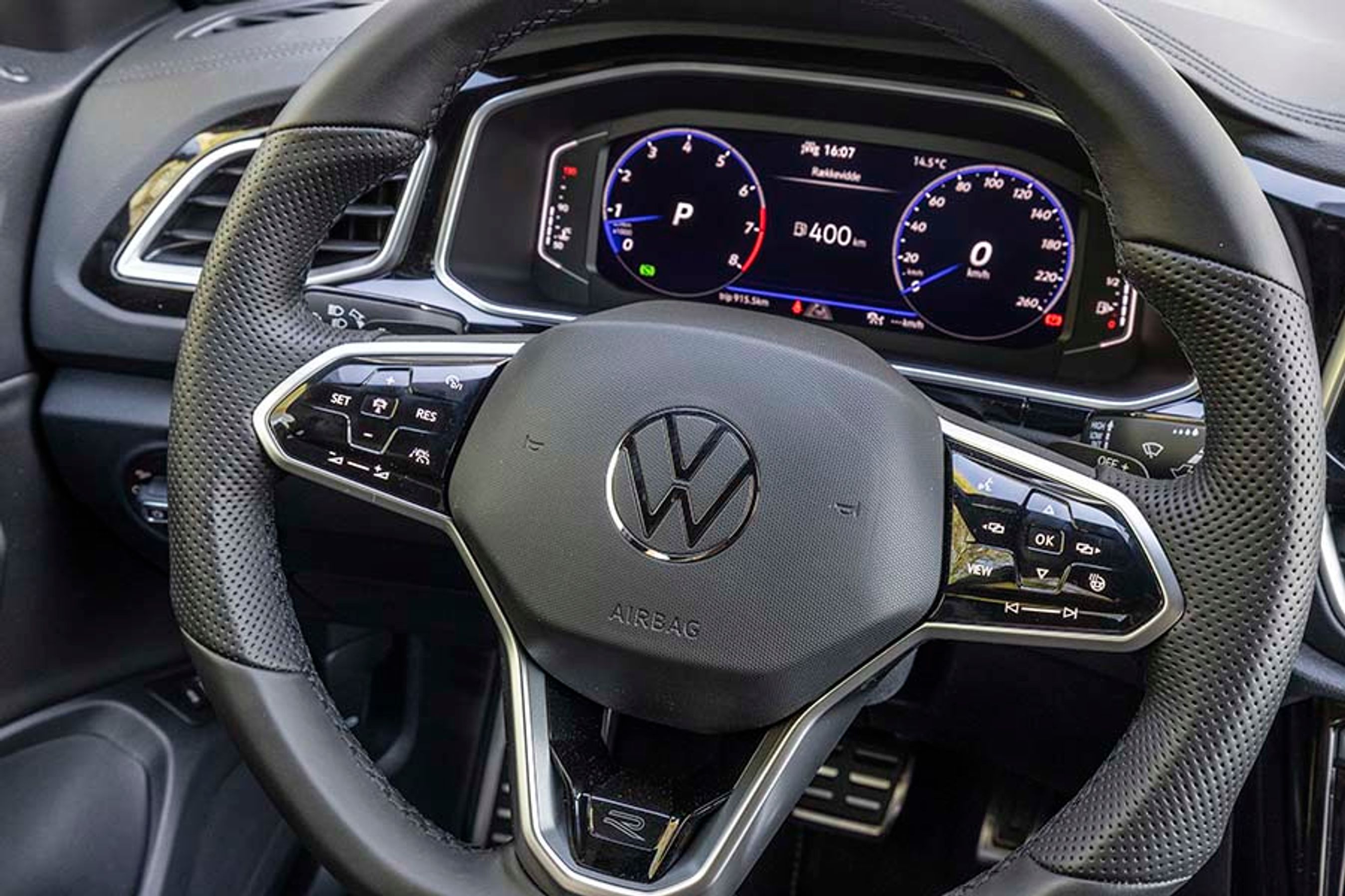 Testbilen havde DK-pakken, og med den følger ratvarme, gearskiftepaler på bagsiden og trykfølsomme knapper. Det sidste kræver lidt tilvænning.