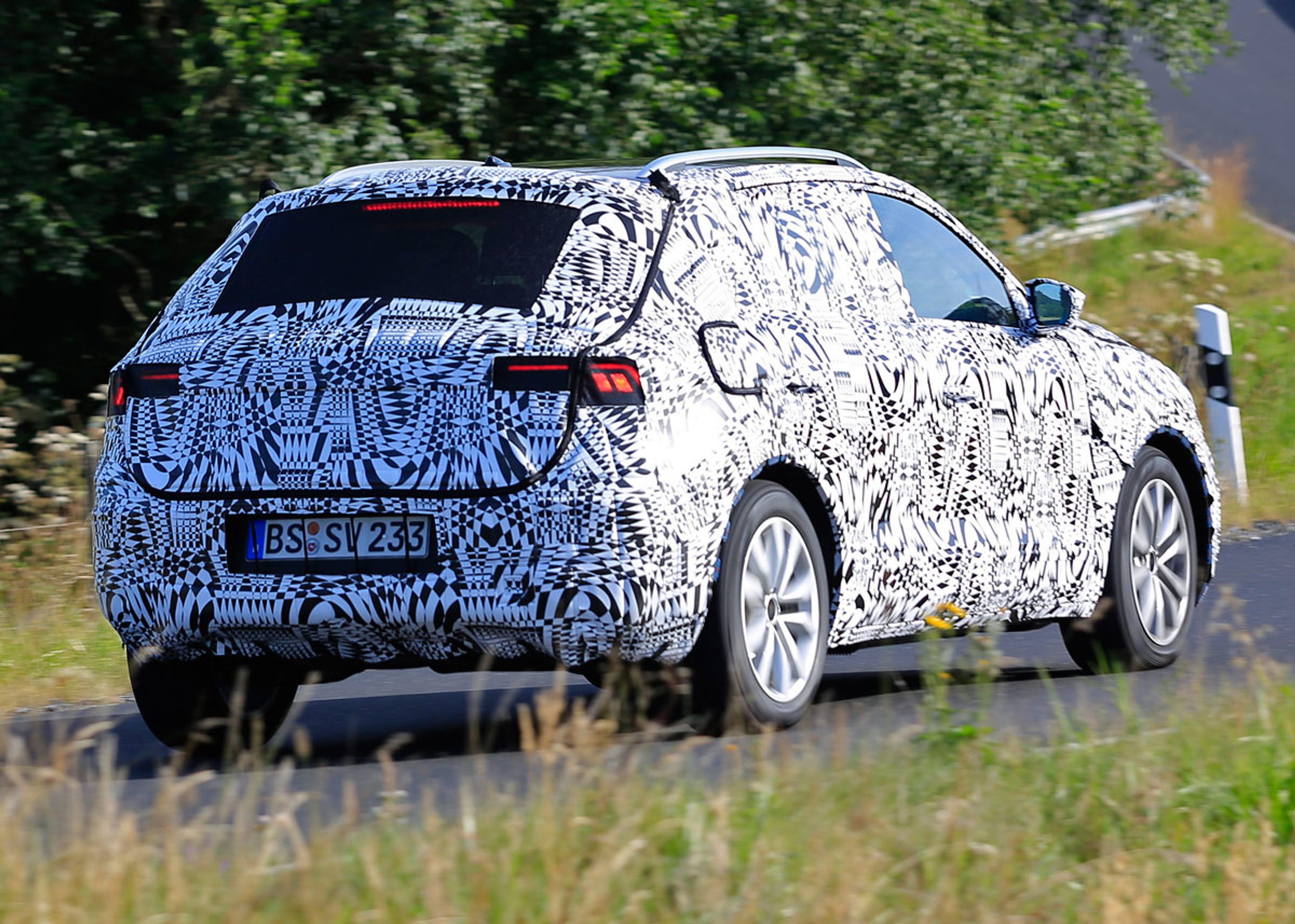 Et relativt stort udhæng bag indikerer et fornuftigt bagagerum. Bagenden har dog en ret skrå form - ikke så almindeligt for en SUV.