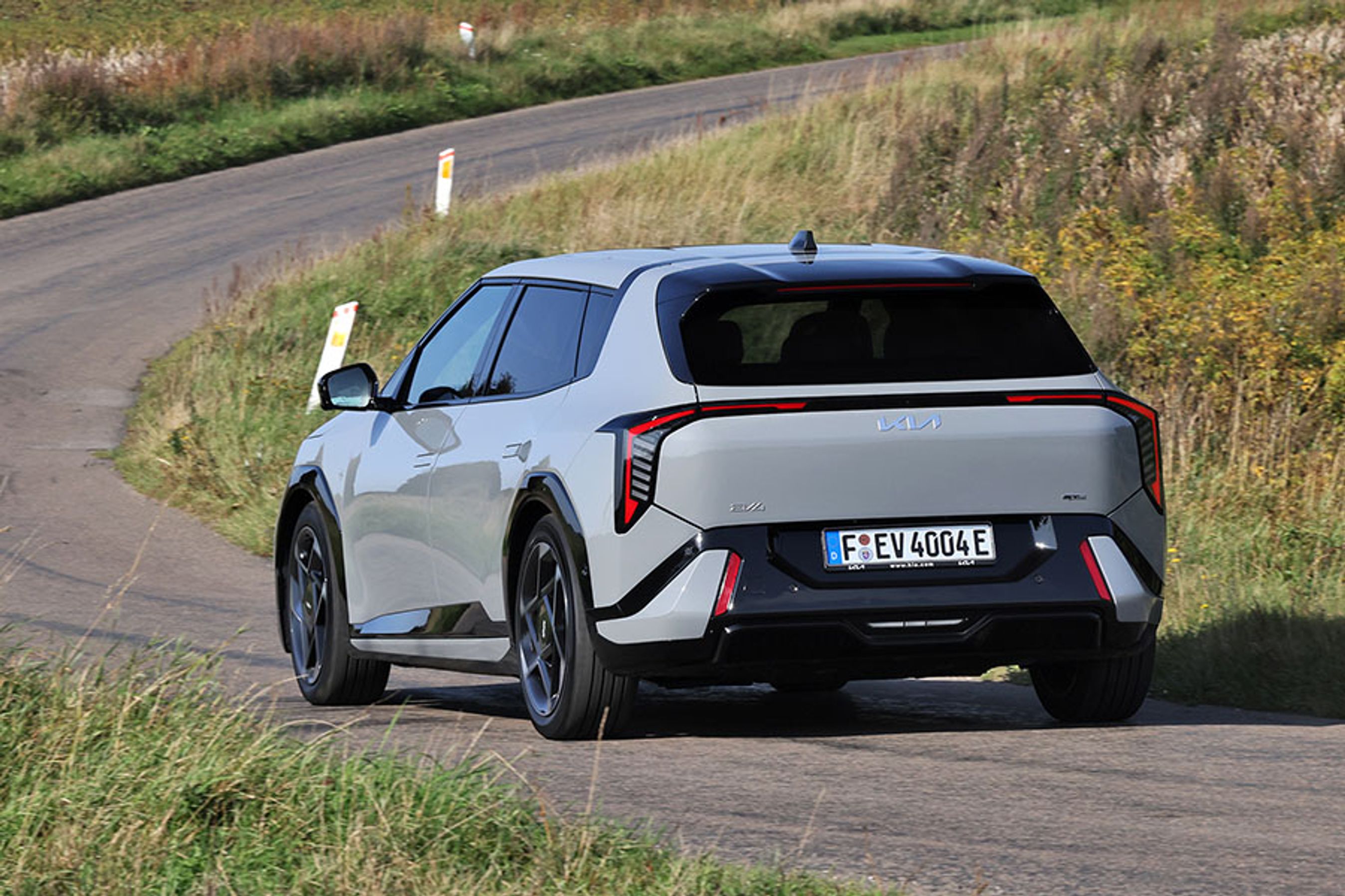 Bagtil er EV4 hatchback mere afdæmpet i stilen end fortil og – især – end sedanen. EV4 i hatchbackudgaven har – modsat EV6 – fået bagrudevisker. Den er blot godt skjult under spoileren.