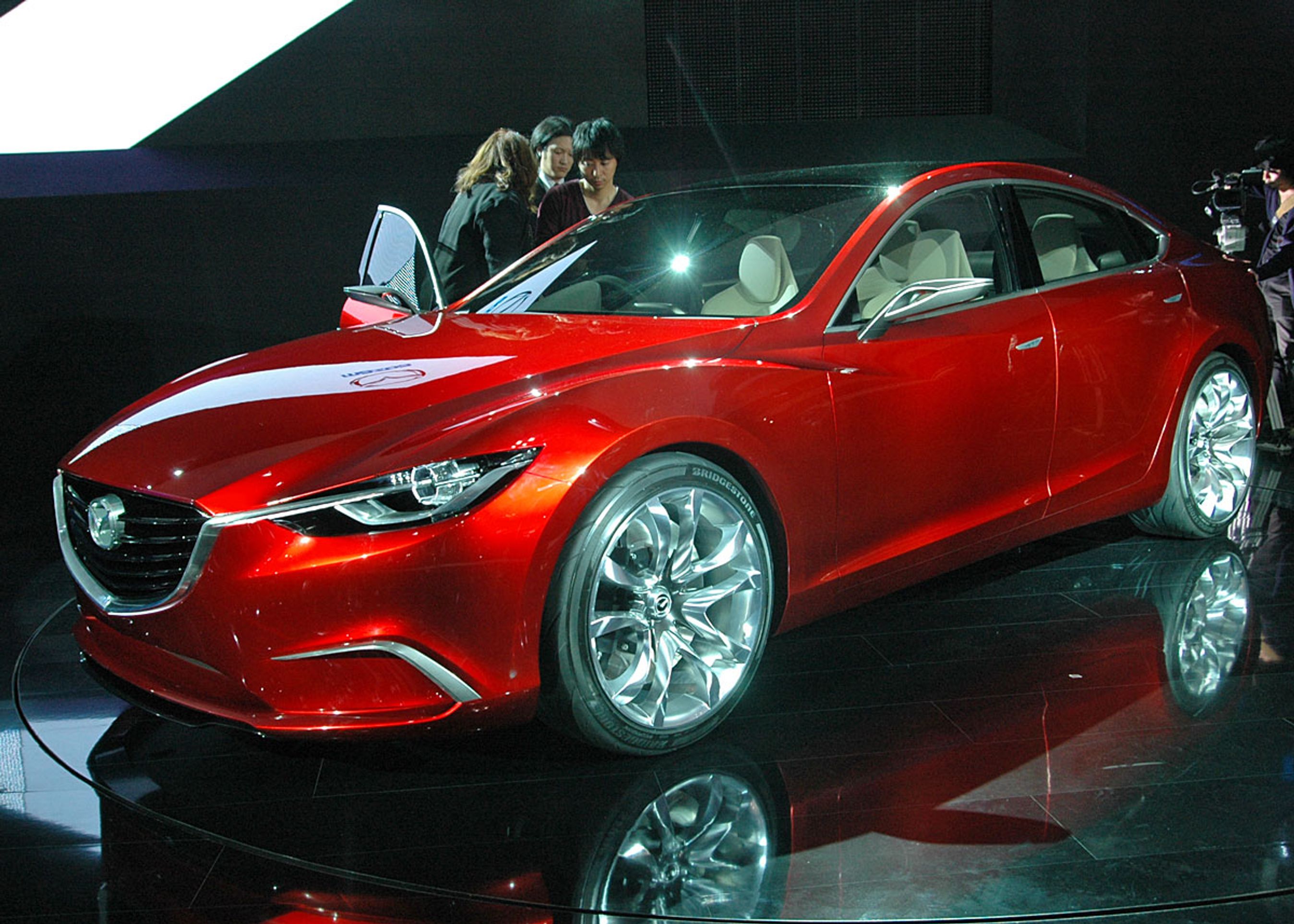 Mazda viste denne Takeri Concept, som betegnes som en forløber fro den nye Mazda 6, som vi venter i 2013. Linjerne er flotte, men en del af designelementerne er typiske for en prototype. Forvent at kromdetaljer, fælge og sidespejle ændres. Forlygterne ventes dog at være tæt på den endelige version.