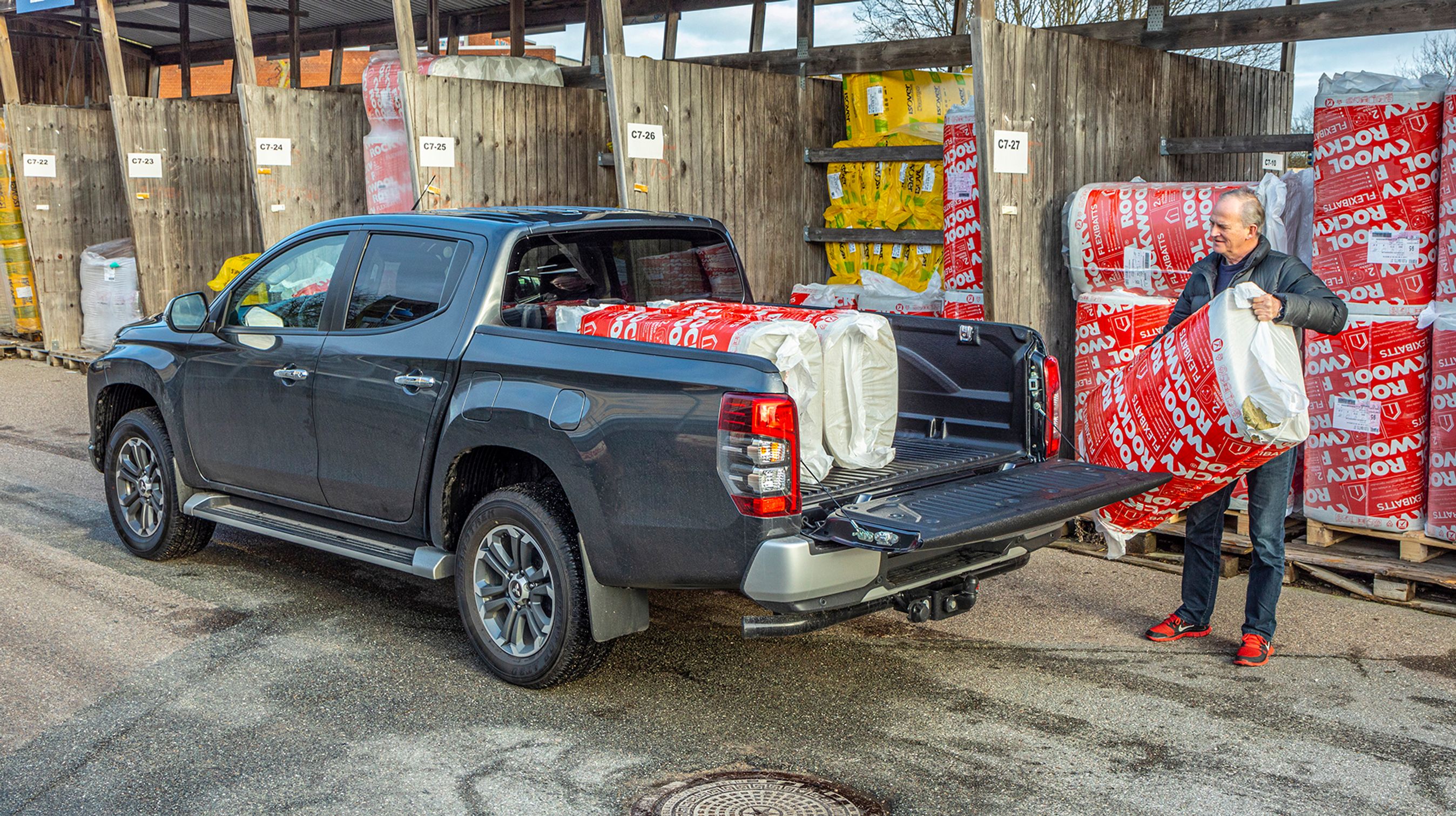 Det store pickup-lad er en fornøjelse, når man skal en tur på byggemarkedet. Bilen må læsse næsten et helt ton.