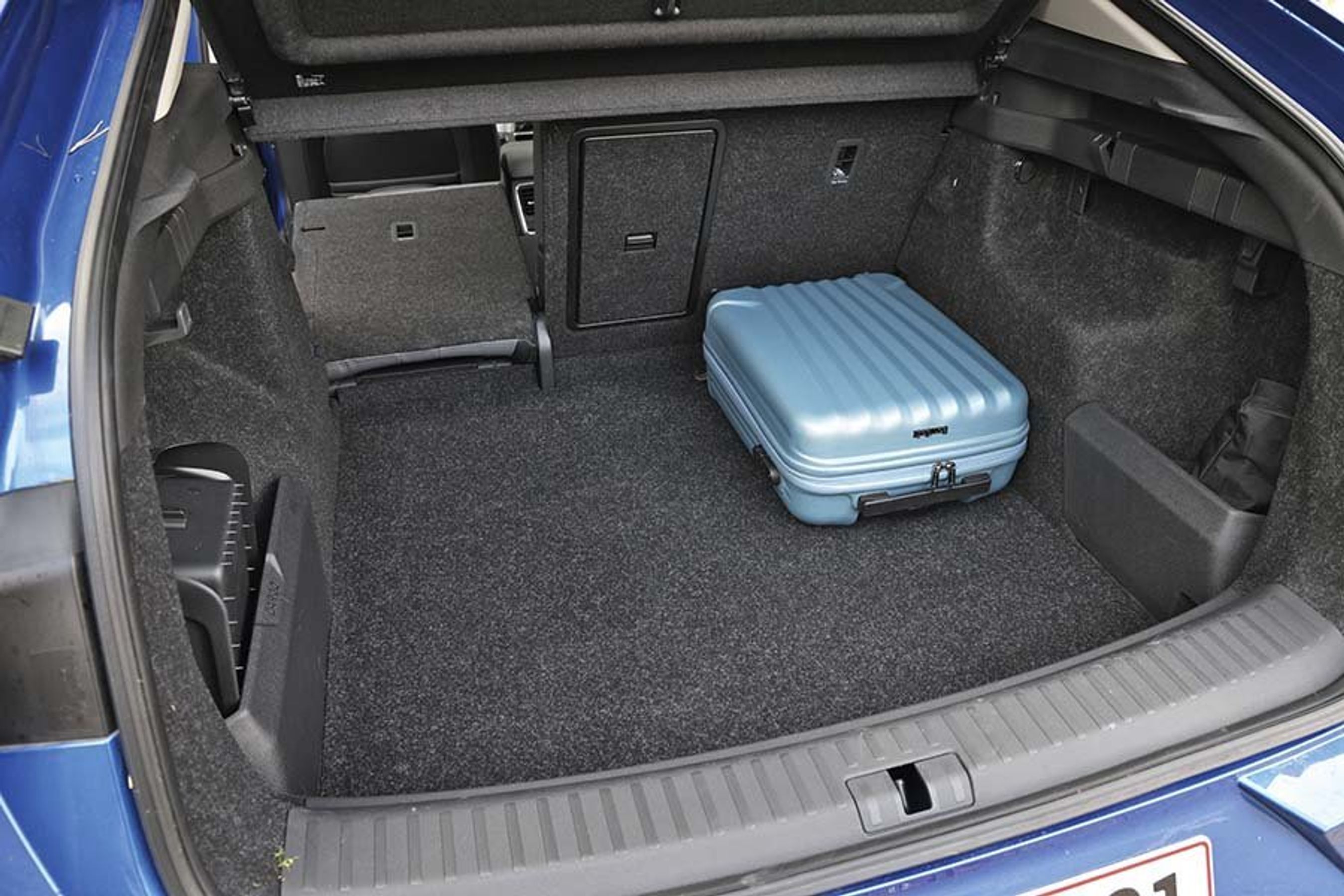 Bagagerum med blå kuffert i en Skoda Enyaq Coupé
