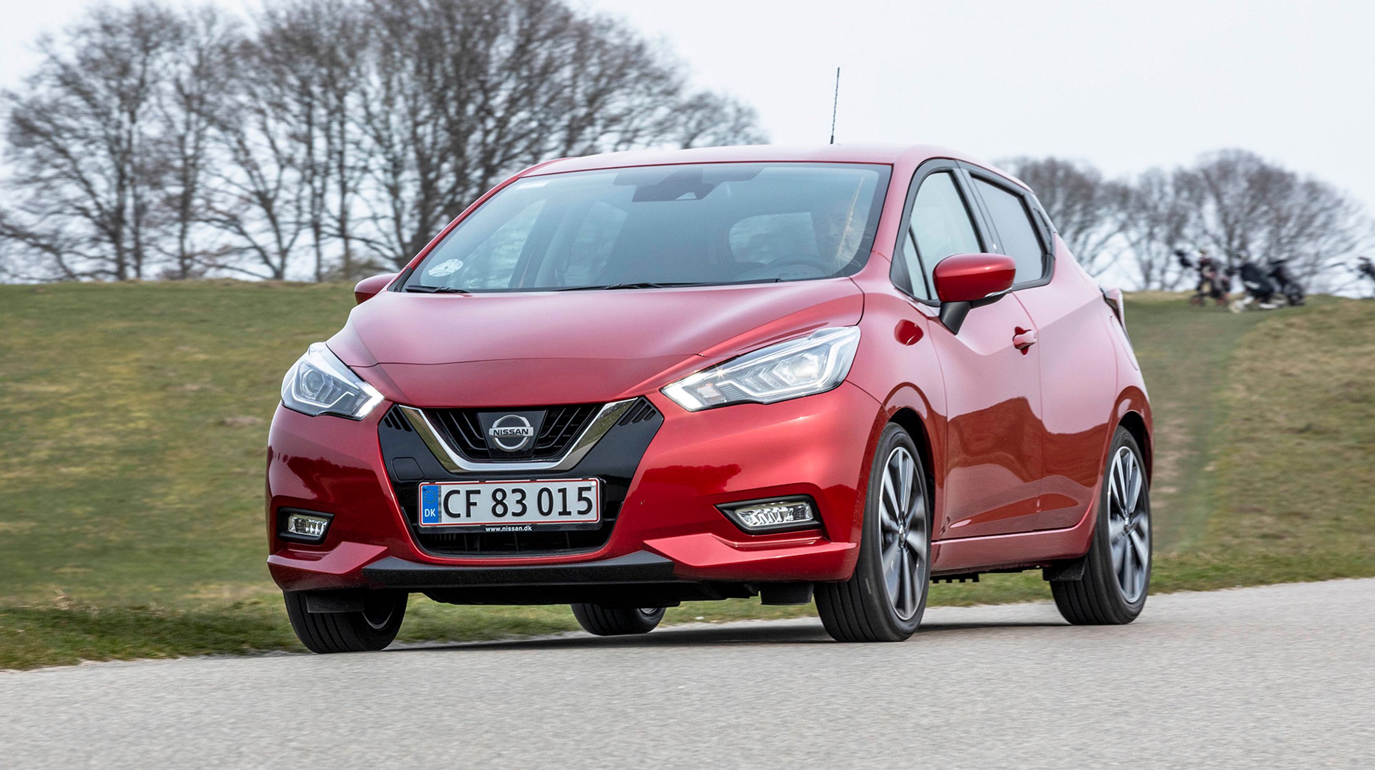 Formen er sportslig og kantet, og du får LED-forlygter med i topmodellen Tekna. Det giver et mere hvidt lys, end hvis du har almindelige halogenforlygter.