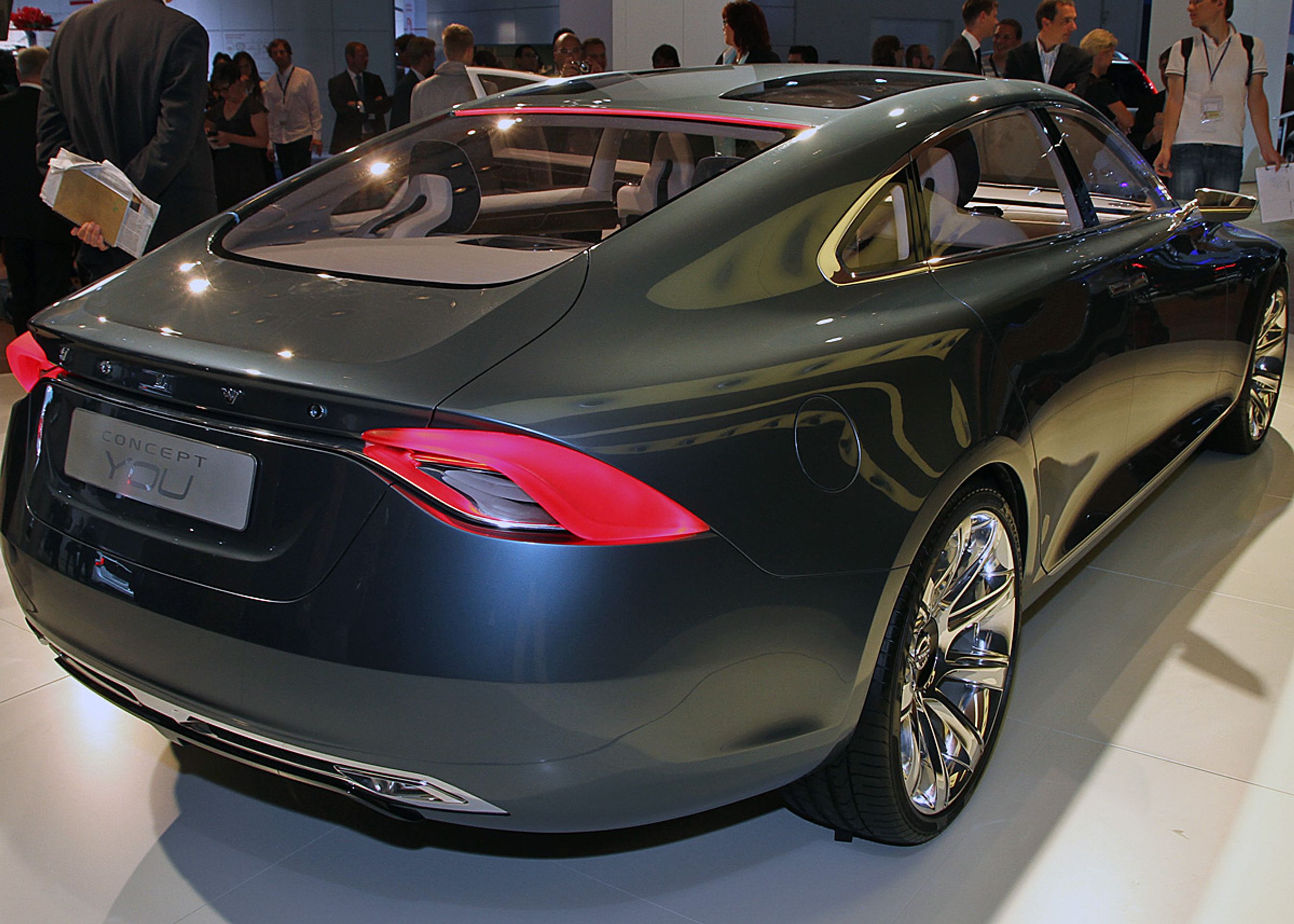 Concept You er en stor sedan, men med "fastback-facon". Det lader til, at Volvo vil give sin næste mellemstore sedan en coupë-agtig afslutning.