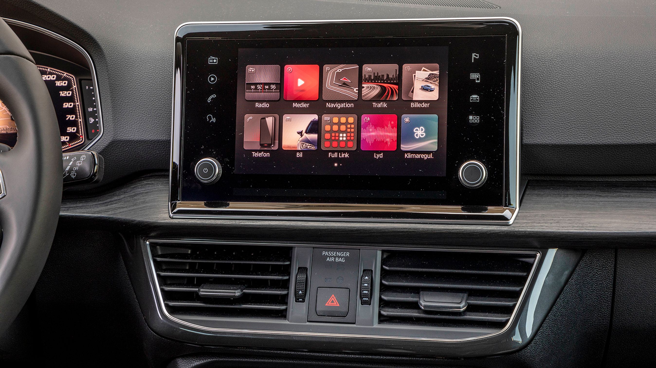 Skærmen er på otte tommer og styrer radio, telefon samt bakkamera og navigationsanlæg, der begge er standard.