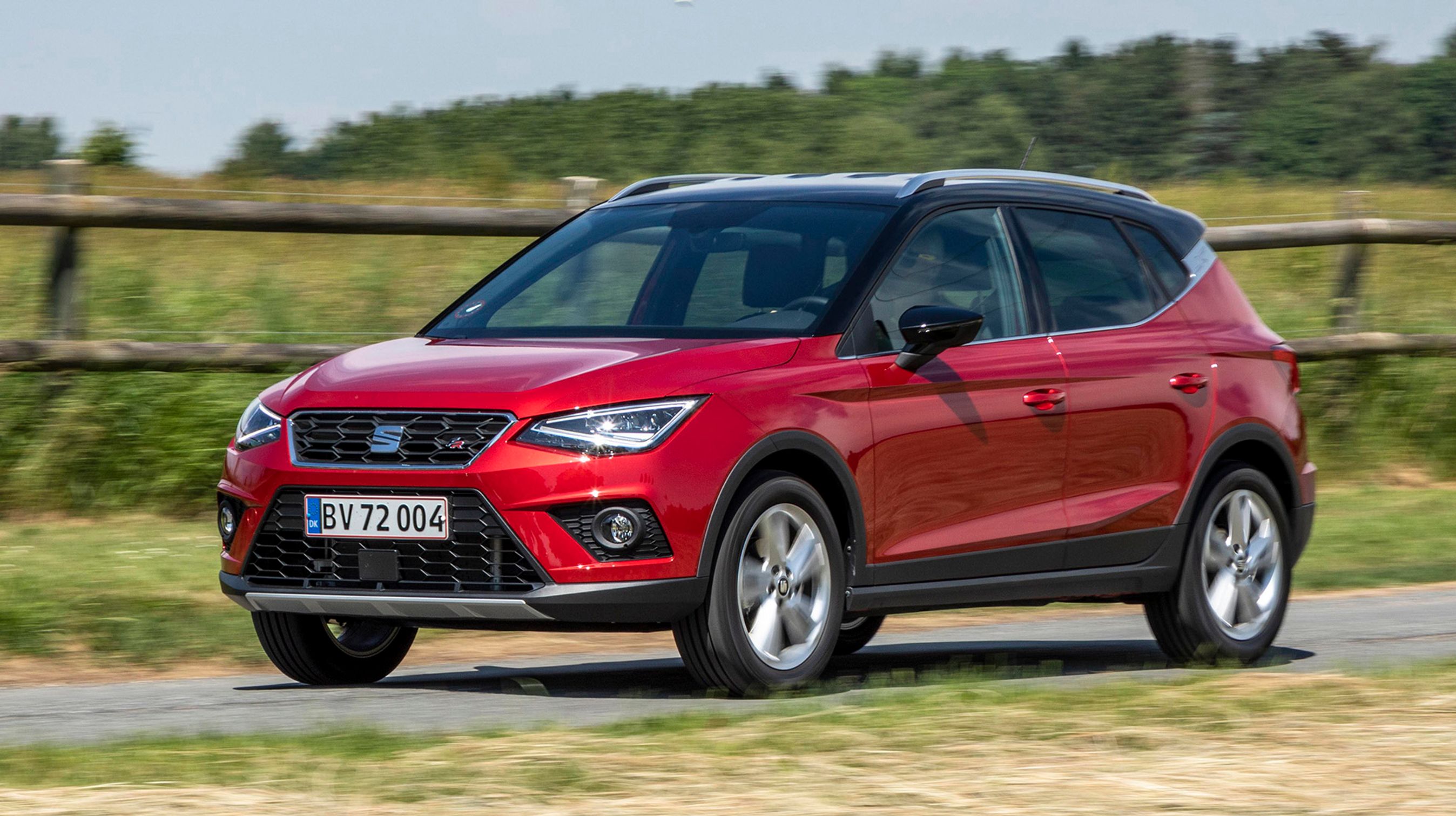 FR-udgaven har smarte logoer, 17-tommer fælge og indfarvet tag i sort eller grå. Fed detalje, når man vælger en kraftig kontrastfarve som den røde metallak på testbilen.