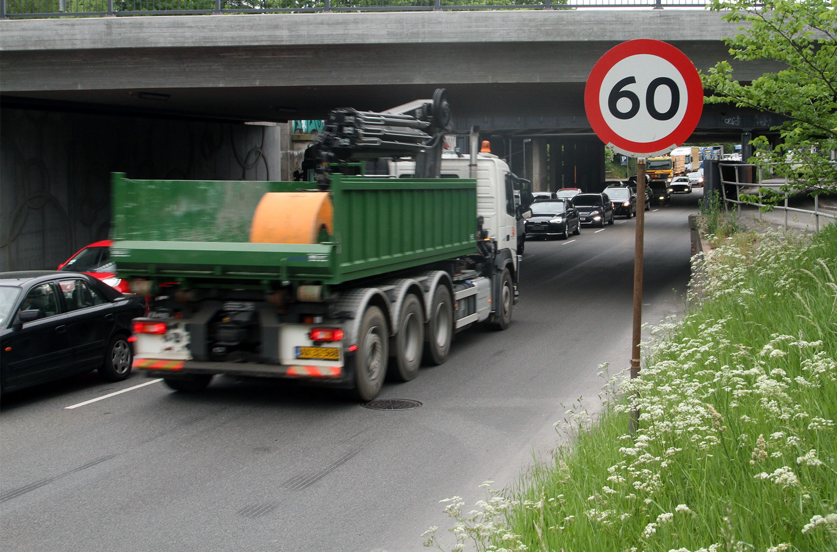 Lastbil i bytrafik med 60-skilt.